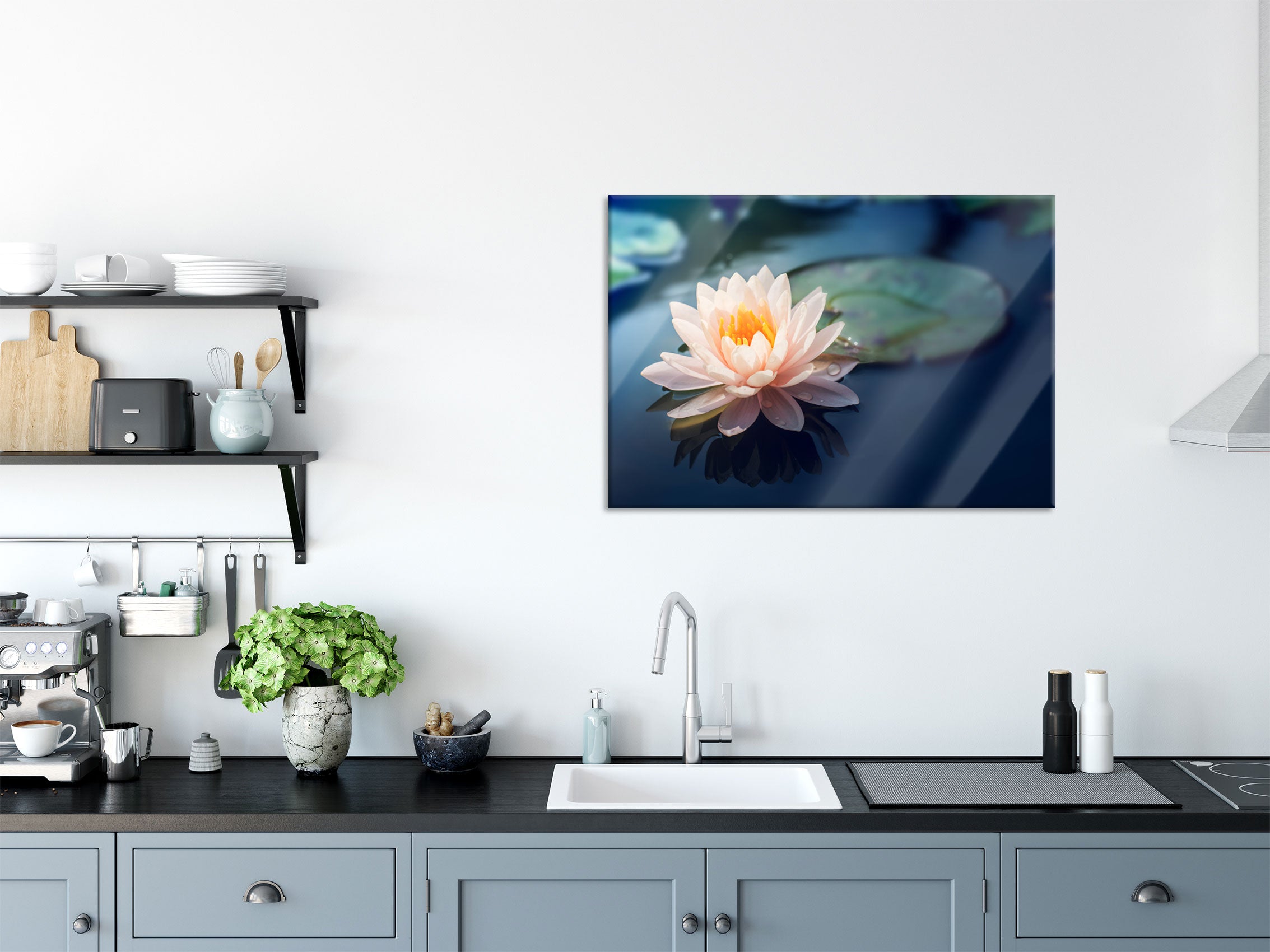 Eine rosa Lotusblume in Teich, Glasbild