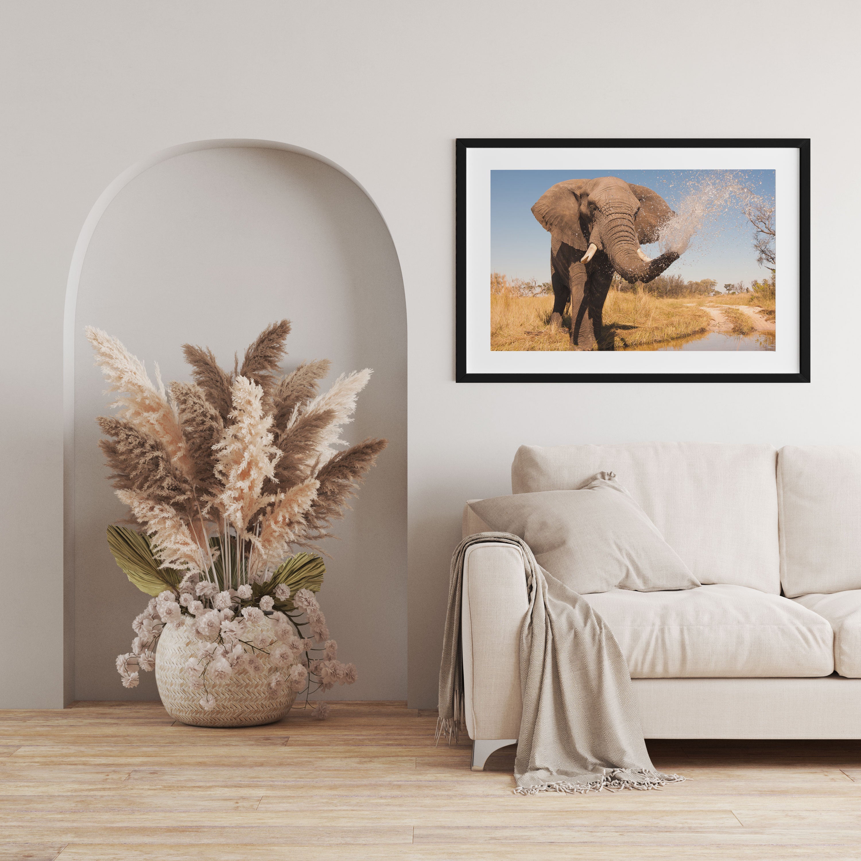 schöner Elefant spritzt mit Wasser, Gerahmtes Bild