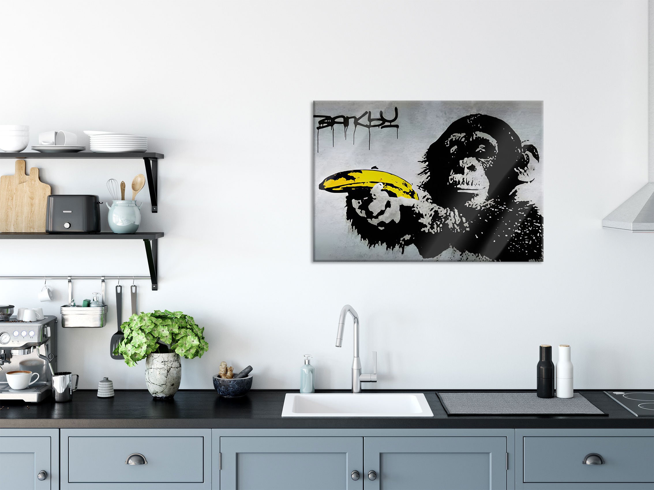 Banksy - Affe schießt mit Banane, Glasbild