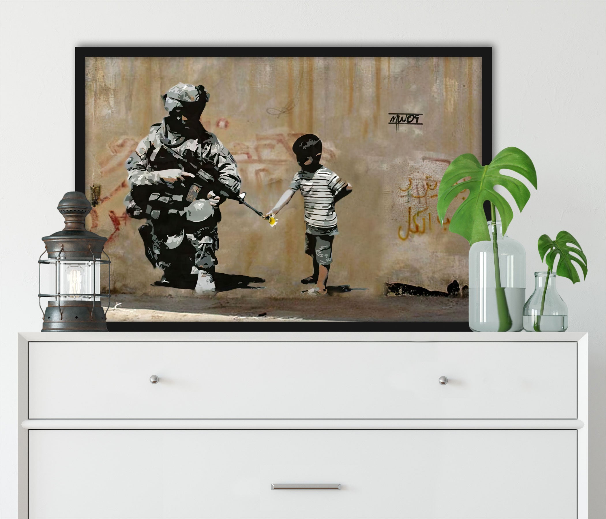 Banksy - Kind und Soldat , Poster im Rahmen