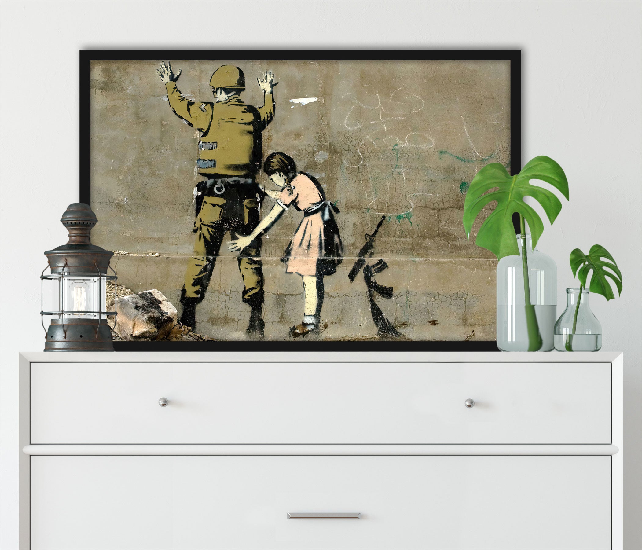 Banksy - Kind durchsucht Polizist, Poster im Rahmen