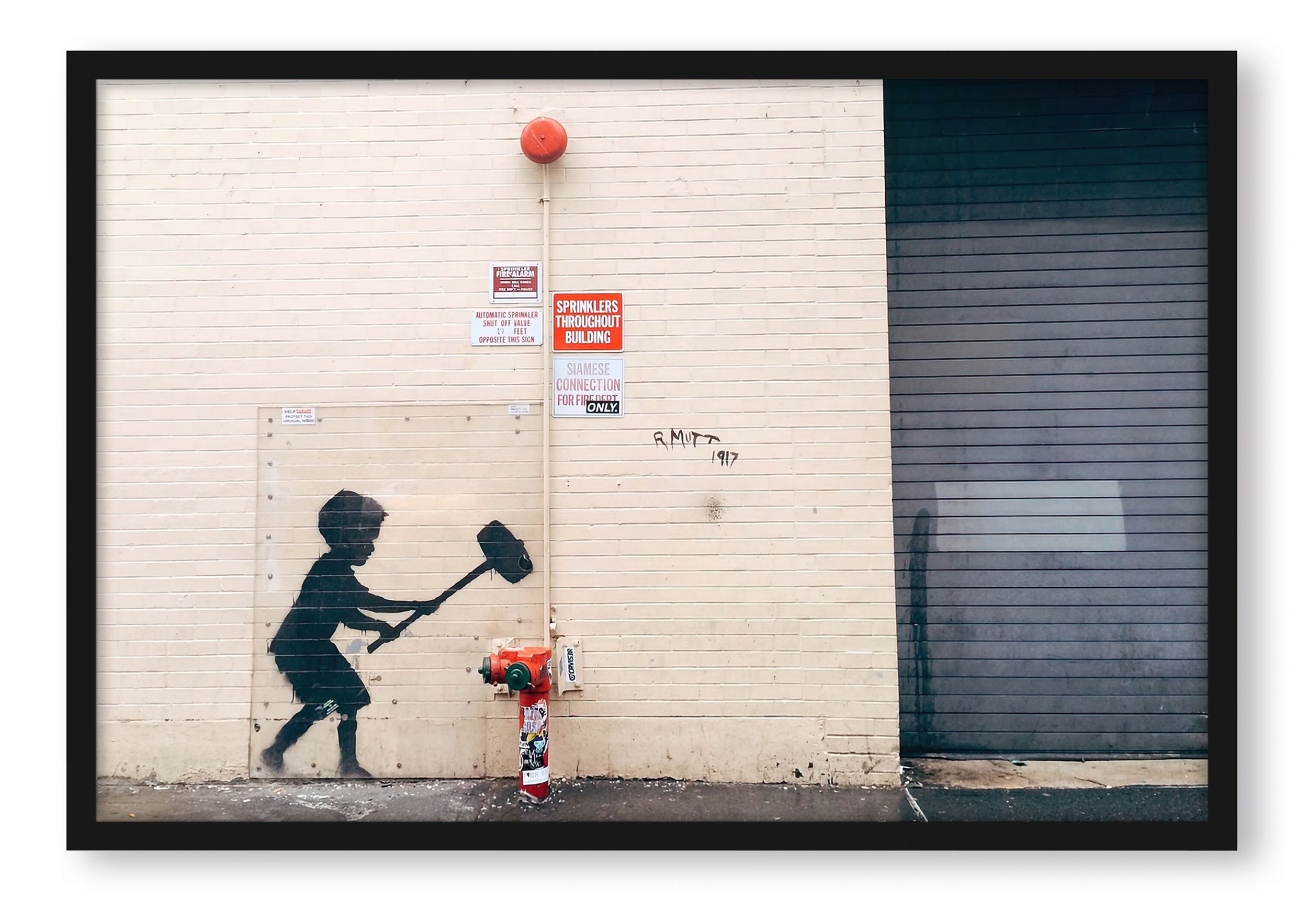 Banksy - Kind mit Hammer, Poster im Rahmen