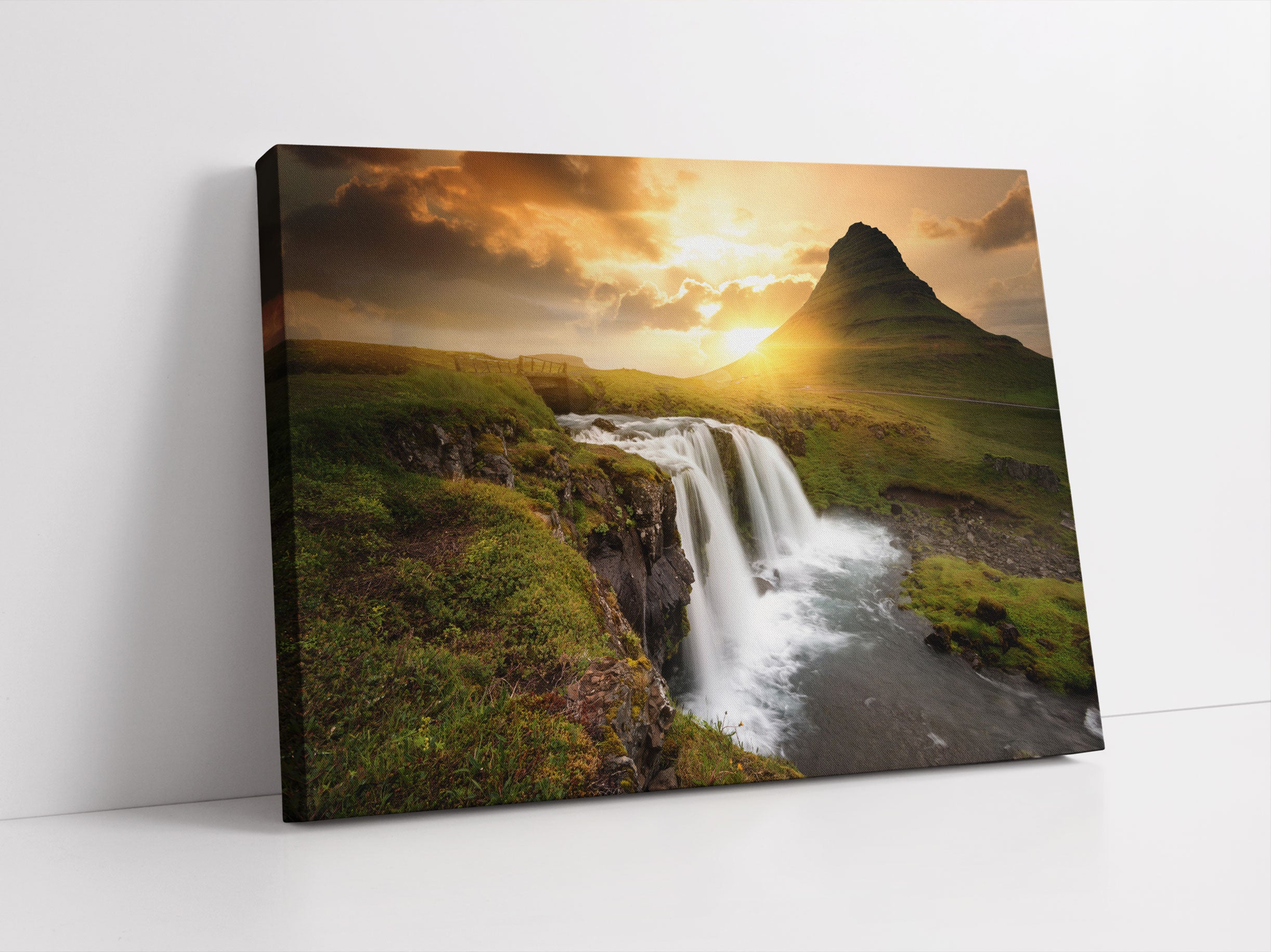 Wasserfall bei Sonnenuntergang Leinwandbild Studio