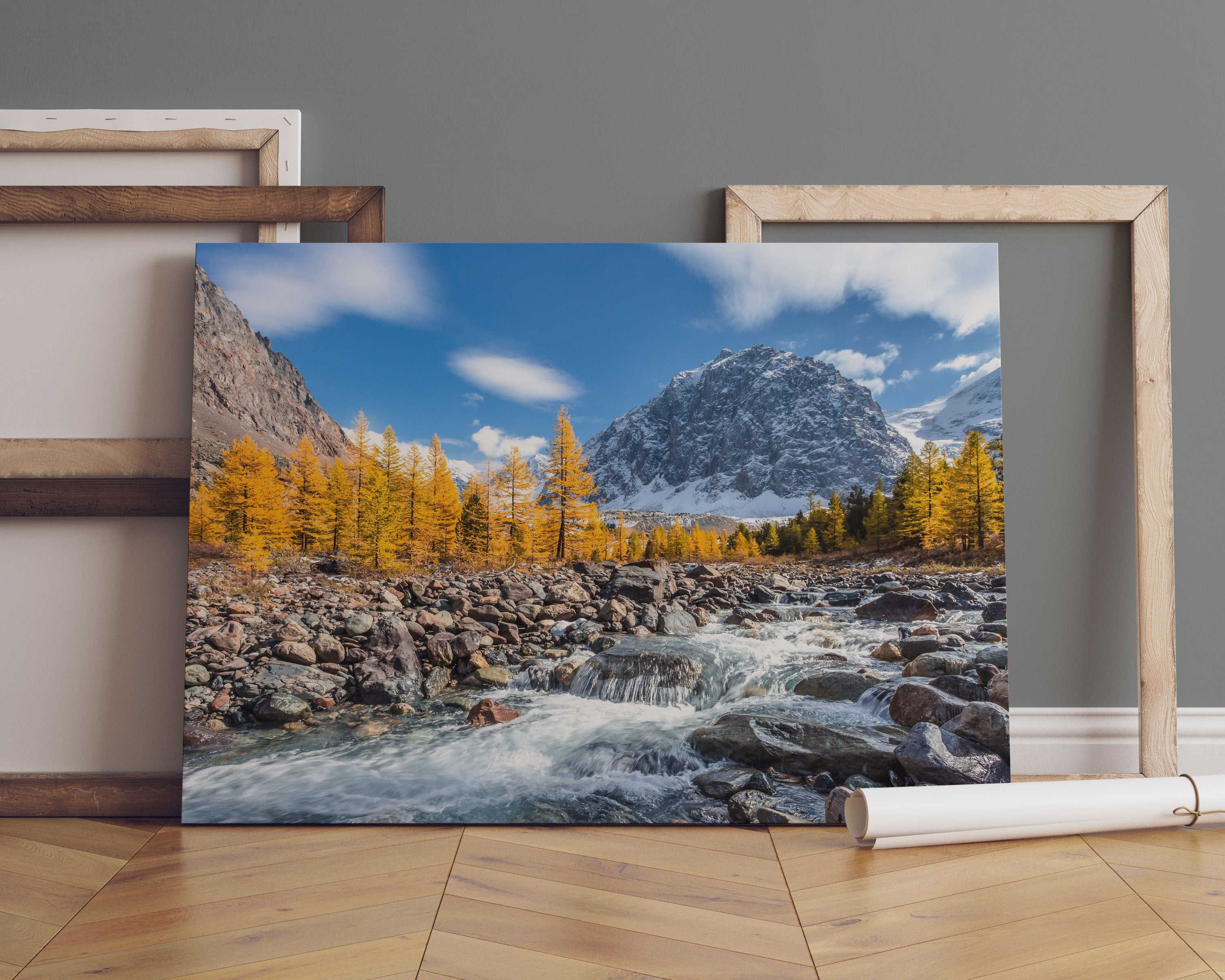 kleiner Fluss im Gebirge Leinwandbild Sofa