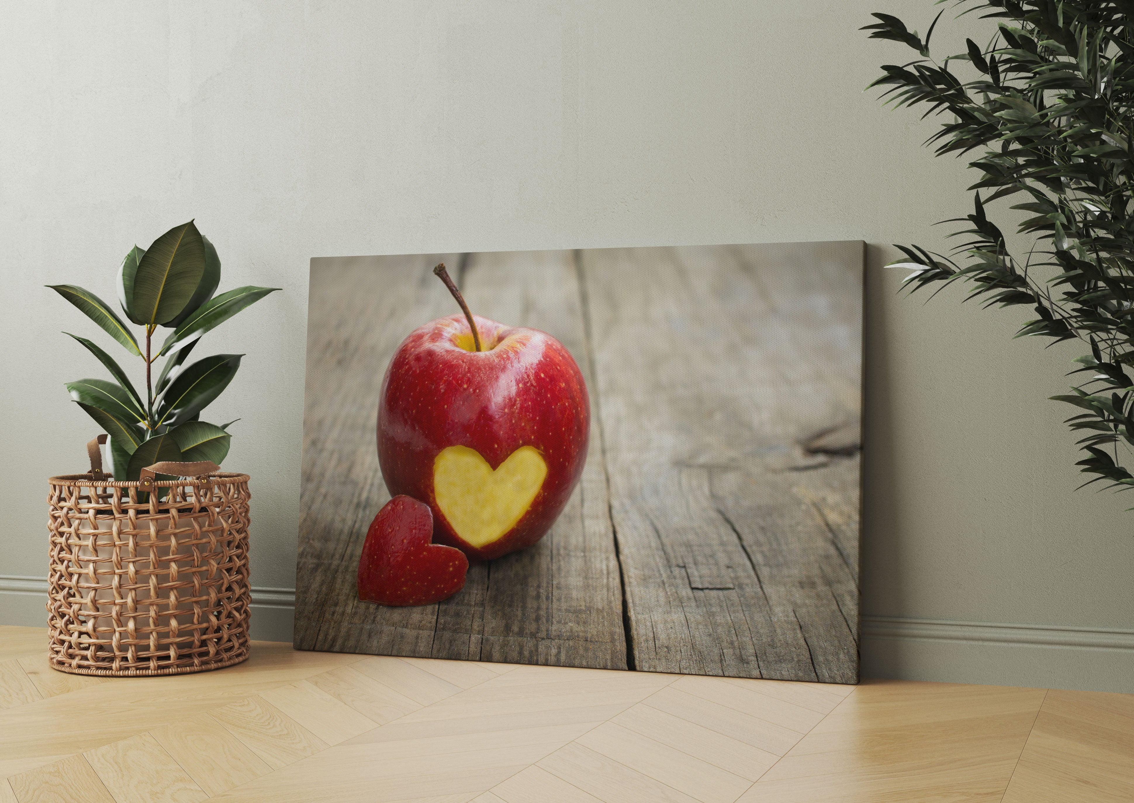 Herzschnitzerei in Apfel Leinwandbild Wohnzimmer