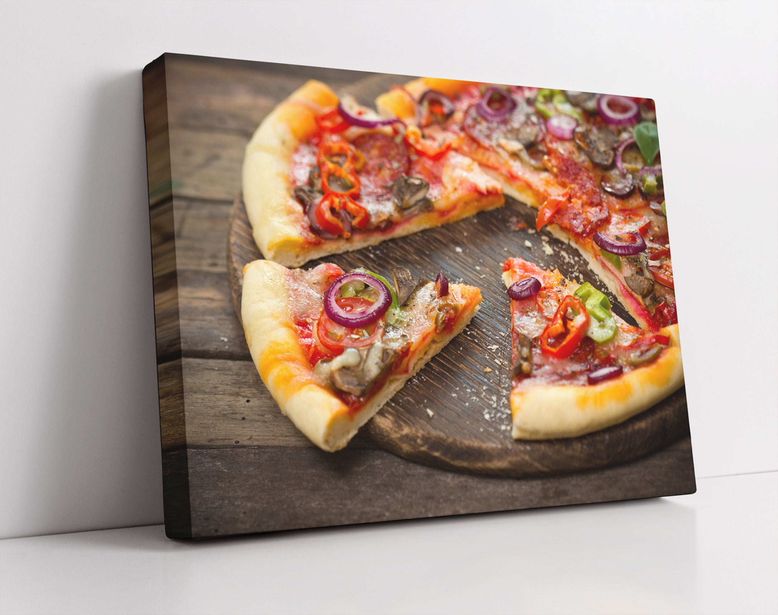 Leckere Pizza auf Holztisch - Leinwandbild