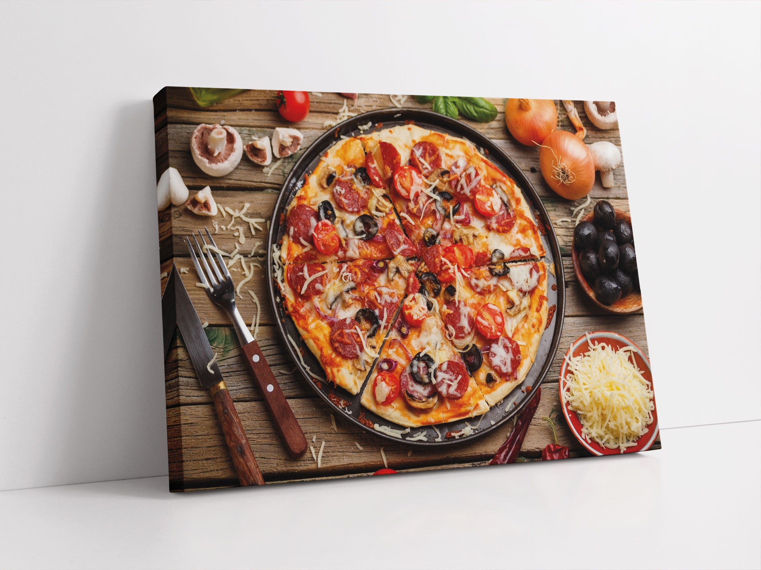 Leckere Pizza auf Holztisch Leinwandbild Studio