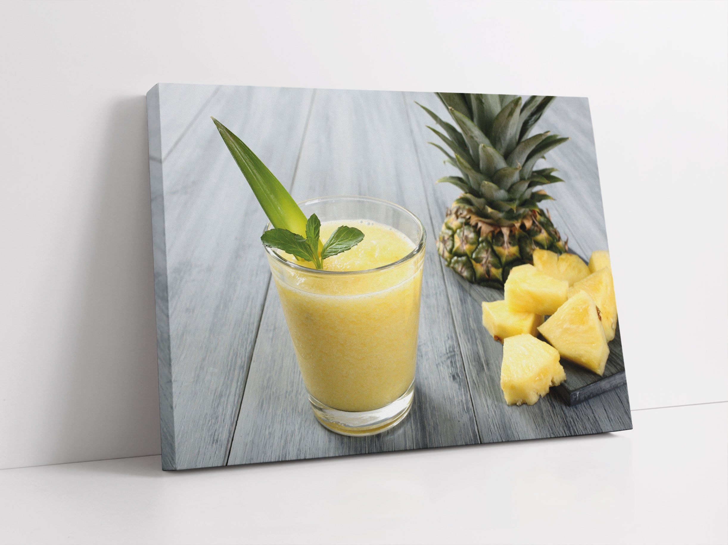 Ananas Cocktail auf Holztisch Leinwandbild Studio