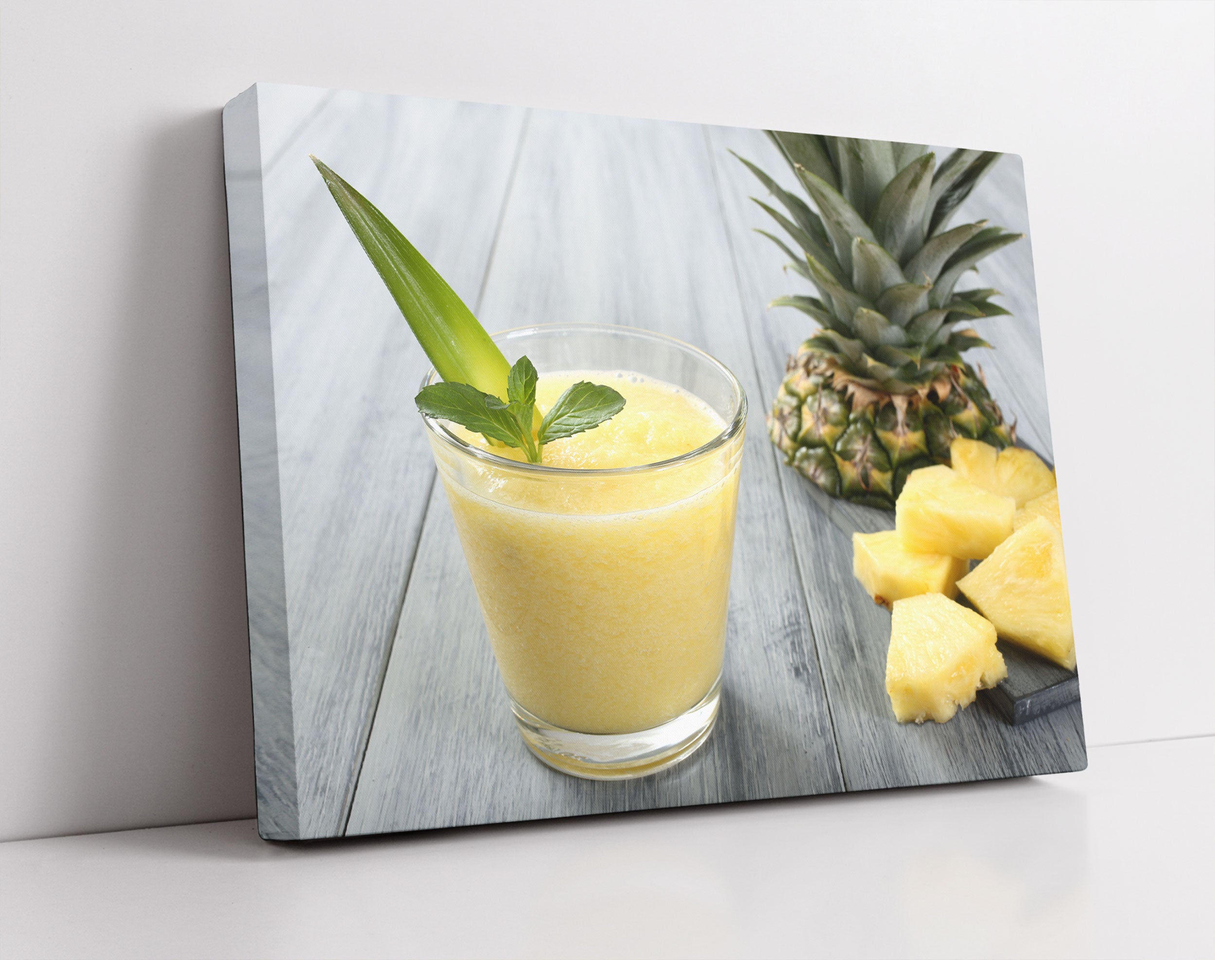 Ananas Cocktail auf Holztisch - Leinwandbild