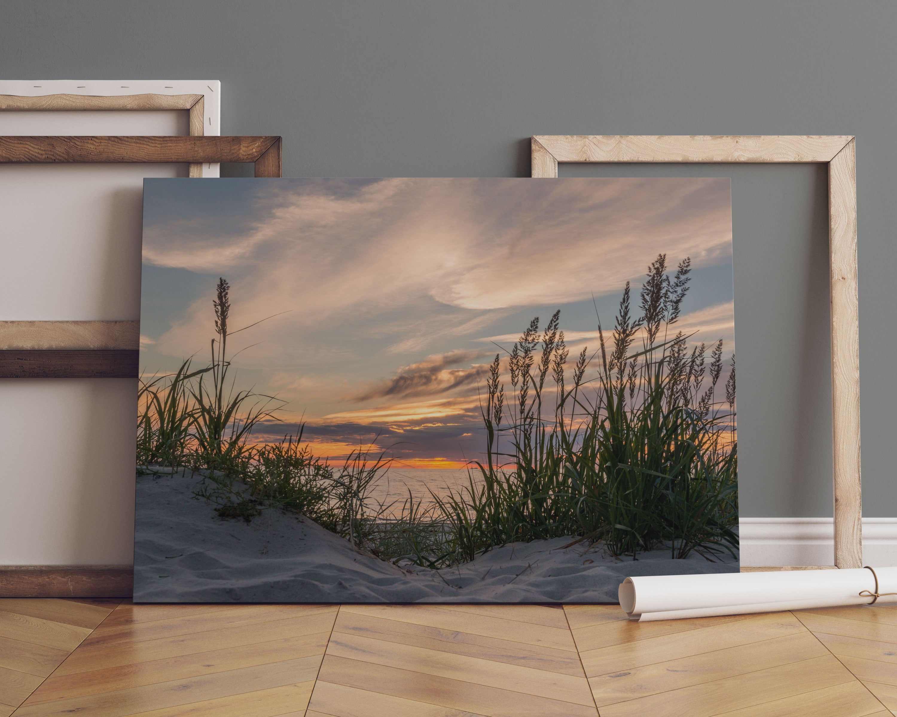 Gras am Strand bei Sonnenuntergang Leinwandbild Sofa