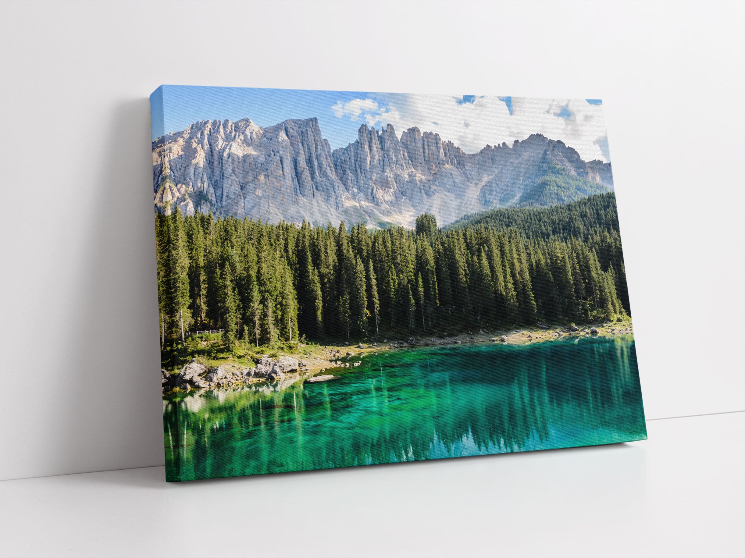 Wunderschöner klarer Bergsee Leinwandbild Studio