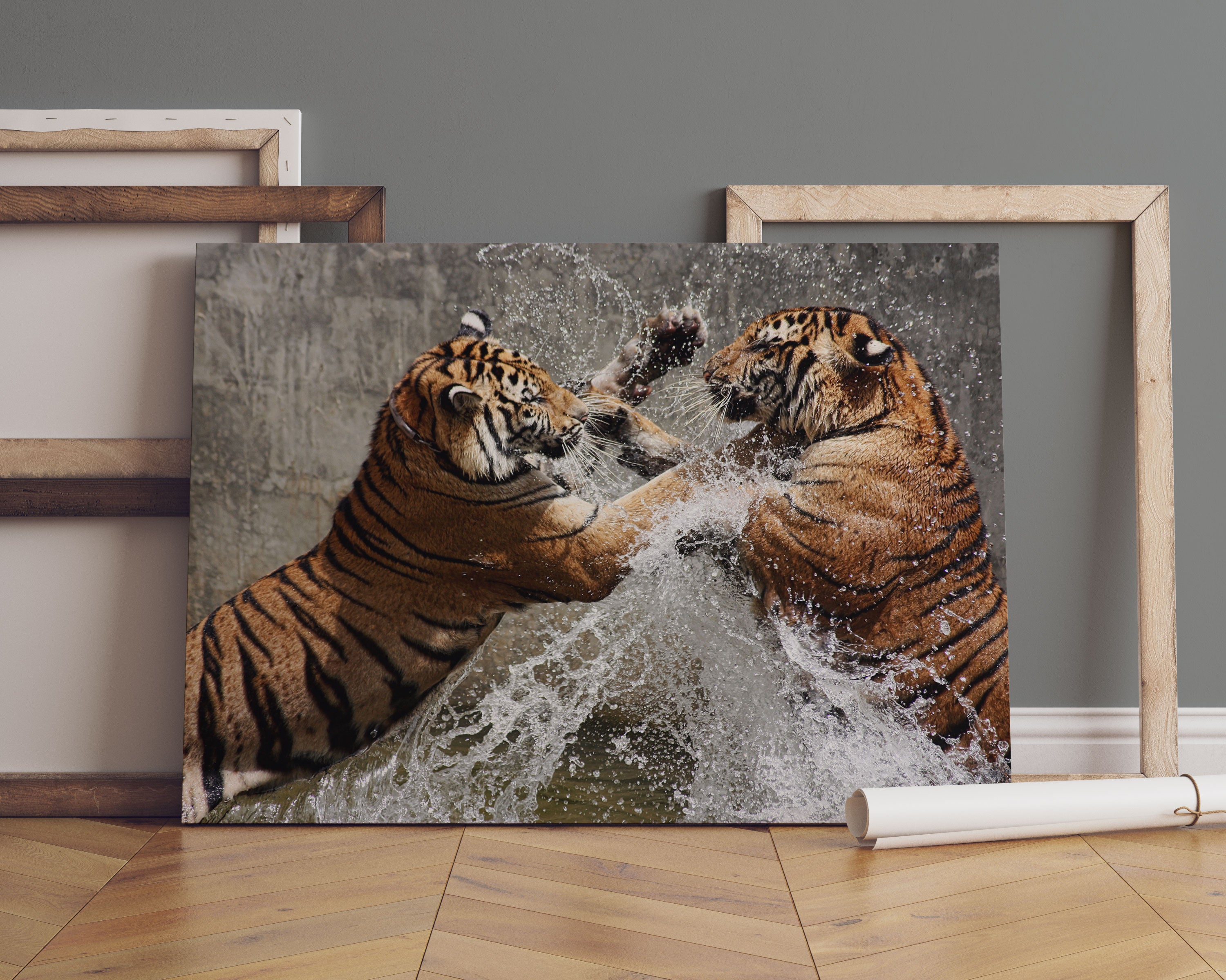 Kämpfende Tiger im Wasser Leinwandbild Sofa