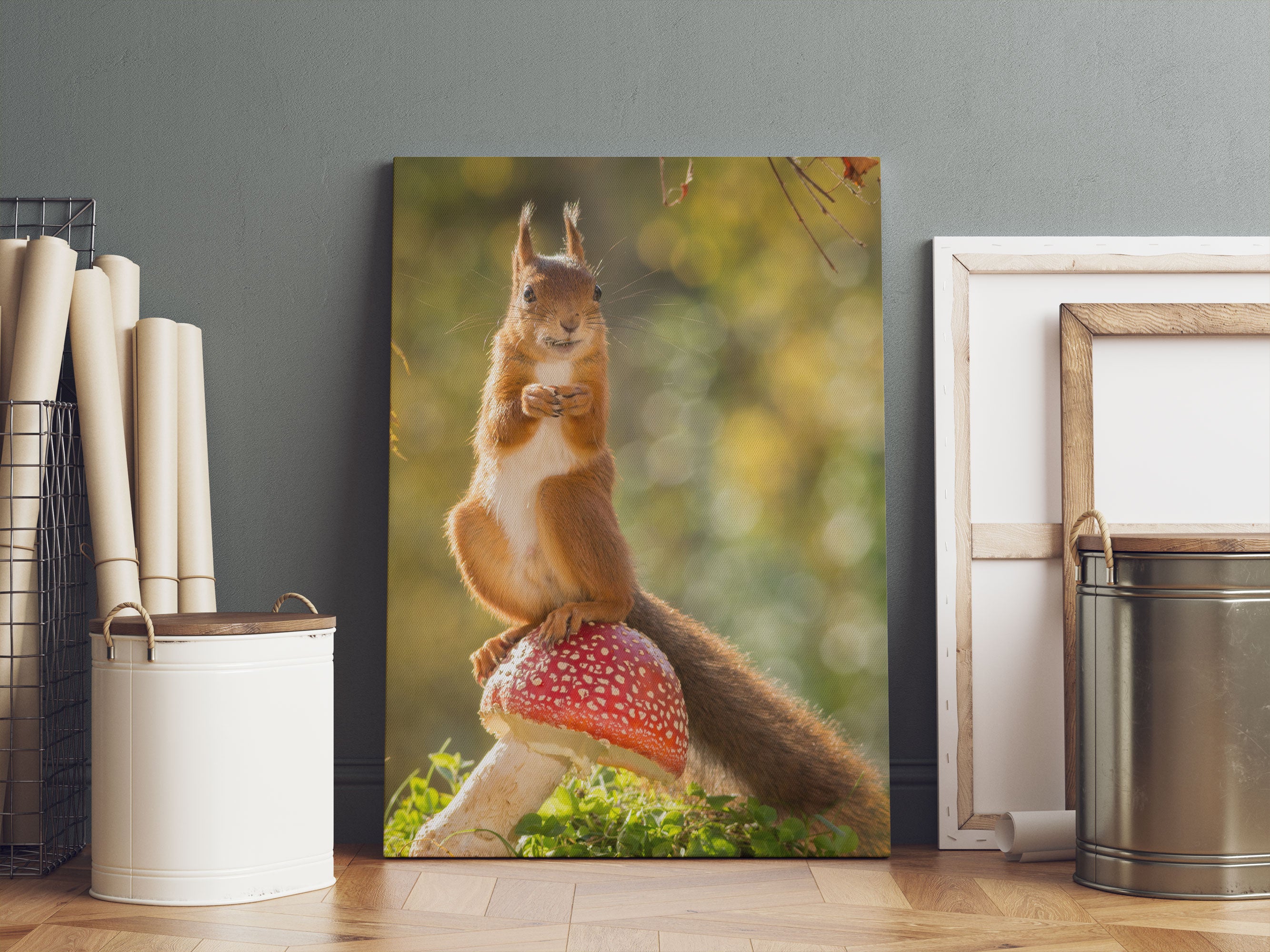 Eichhörnchen auf Fliegenpilz Leinwandbild Sofa