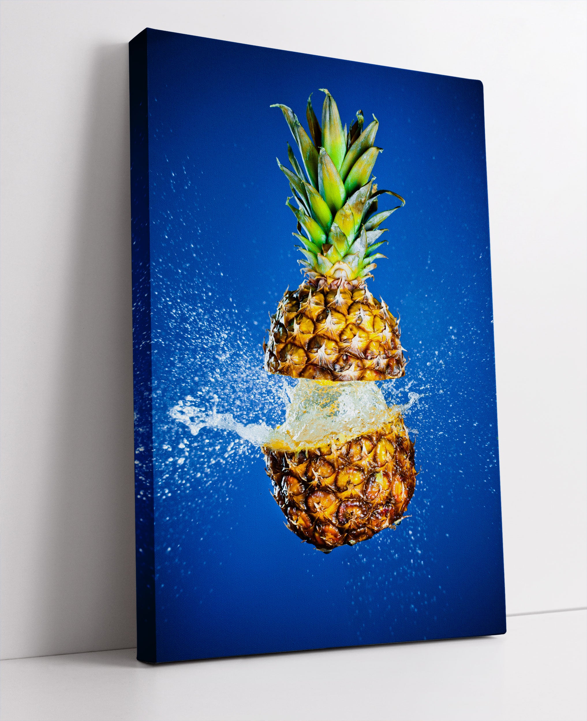 Ananas mit Wasser bespritzt Leinwandbild Studio