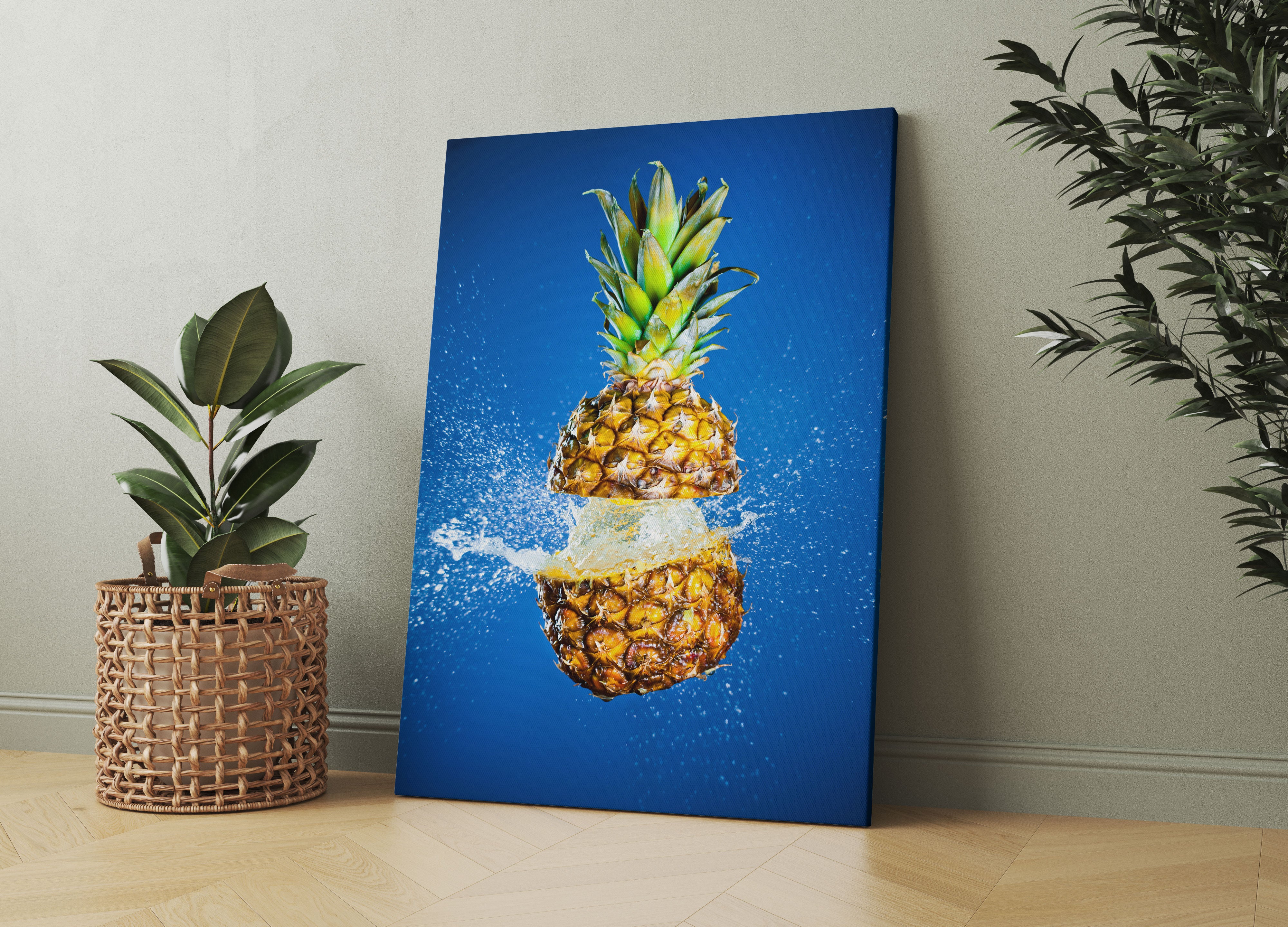 Ananas mit Wasser bespritzt Leinwandbild Wohnzimmer