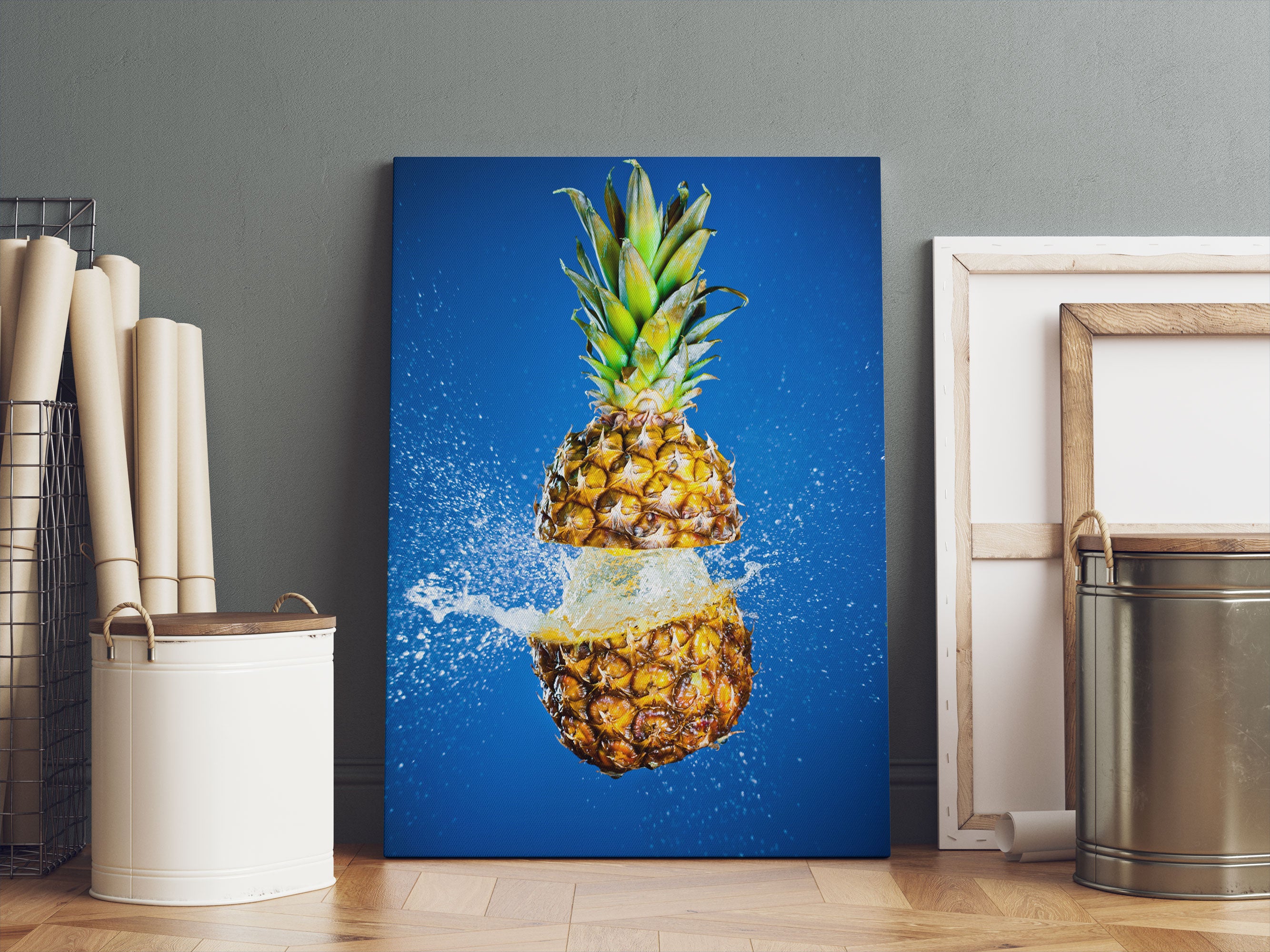 Ananas mit Wasser bespritzt Leinwandbild Sofa