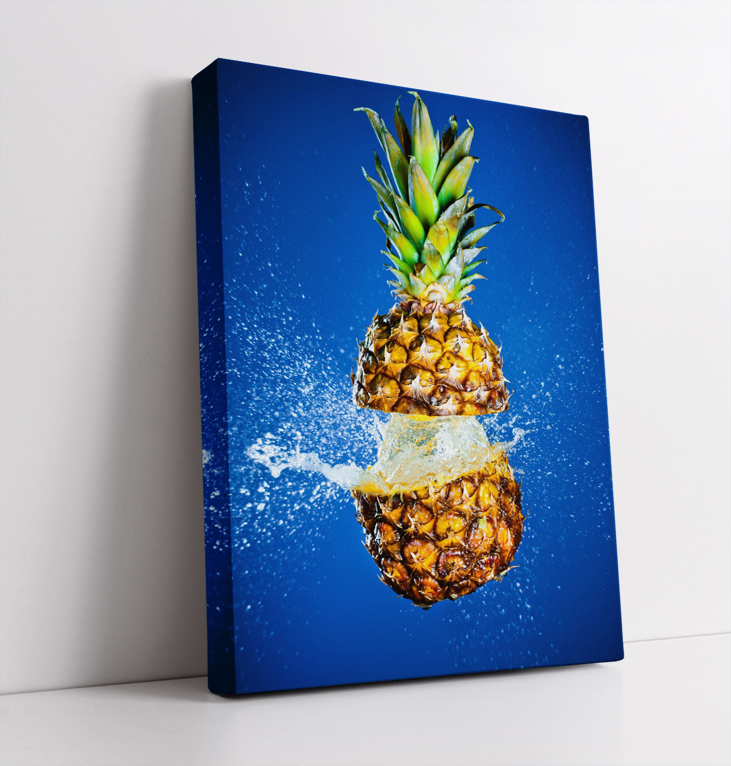 Ananas mit Wasser bespritzt - Leinwandbild