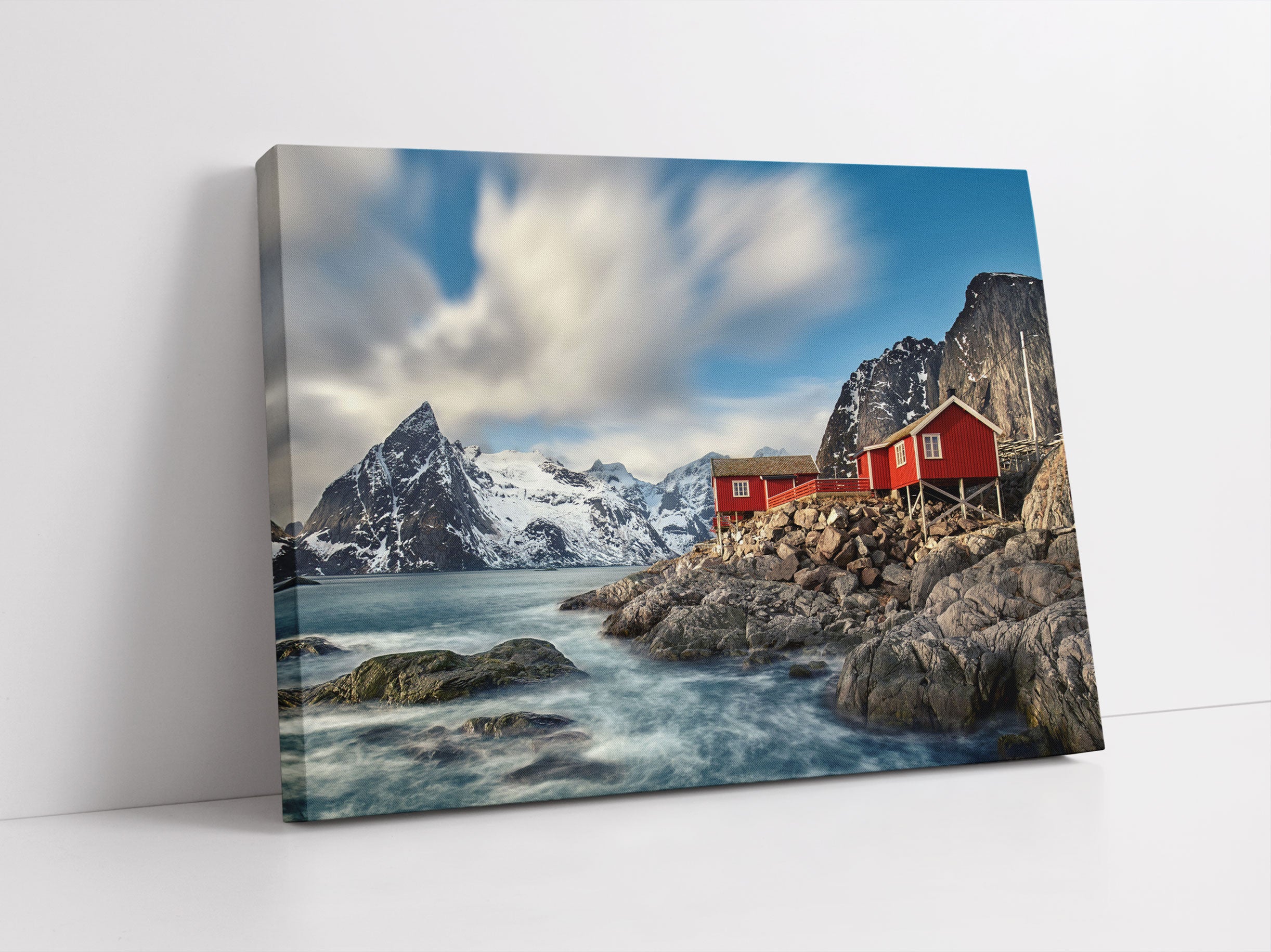 Einsames rotes Haus am Meer in Norwegen Leinwandbild Studio