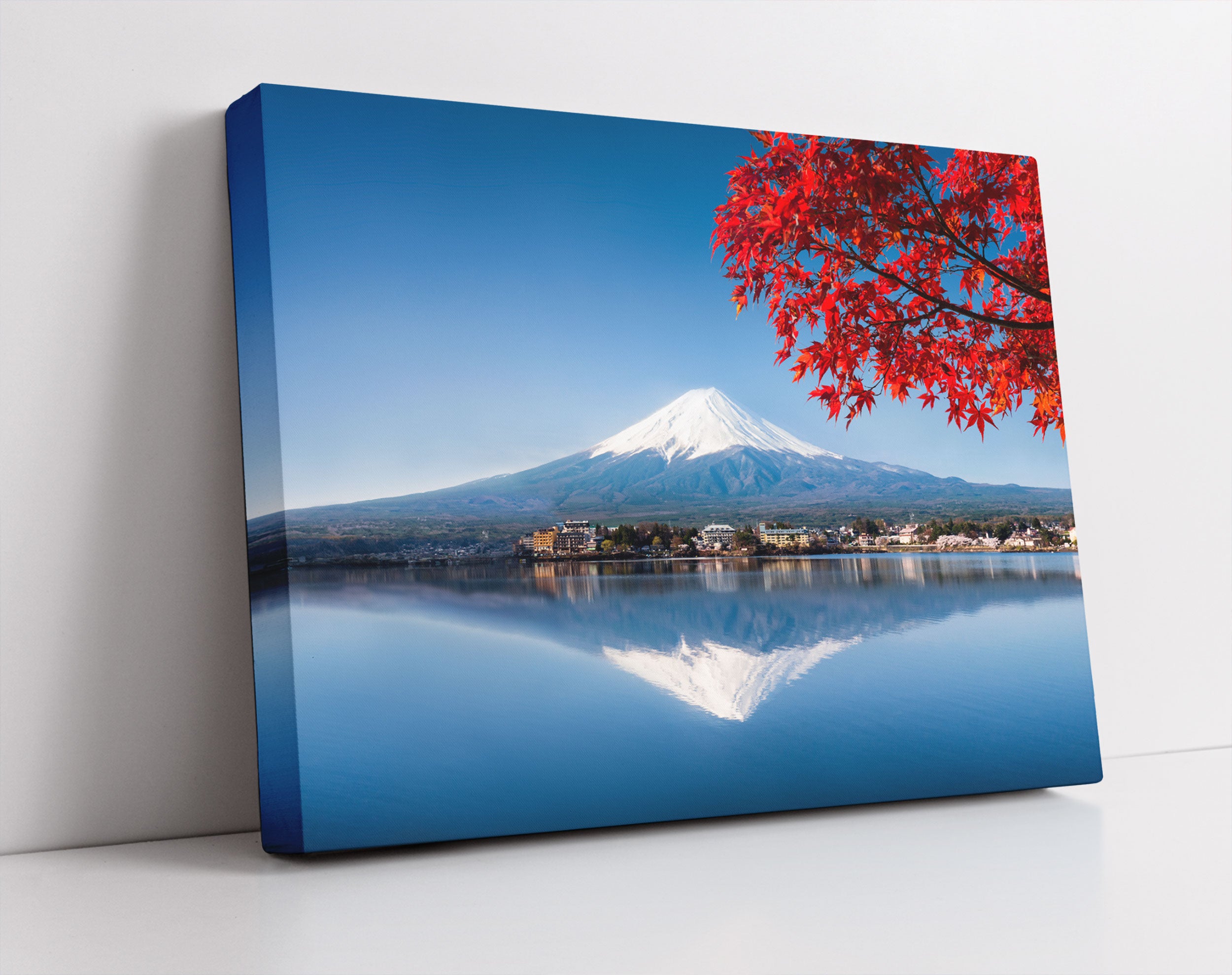 Berg Fujiyama mit herbstlich rotem Baum - Leinwandbild