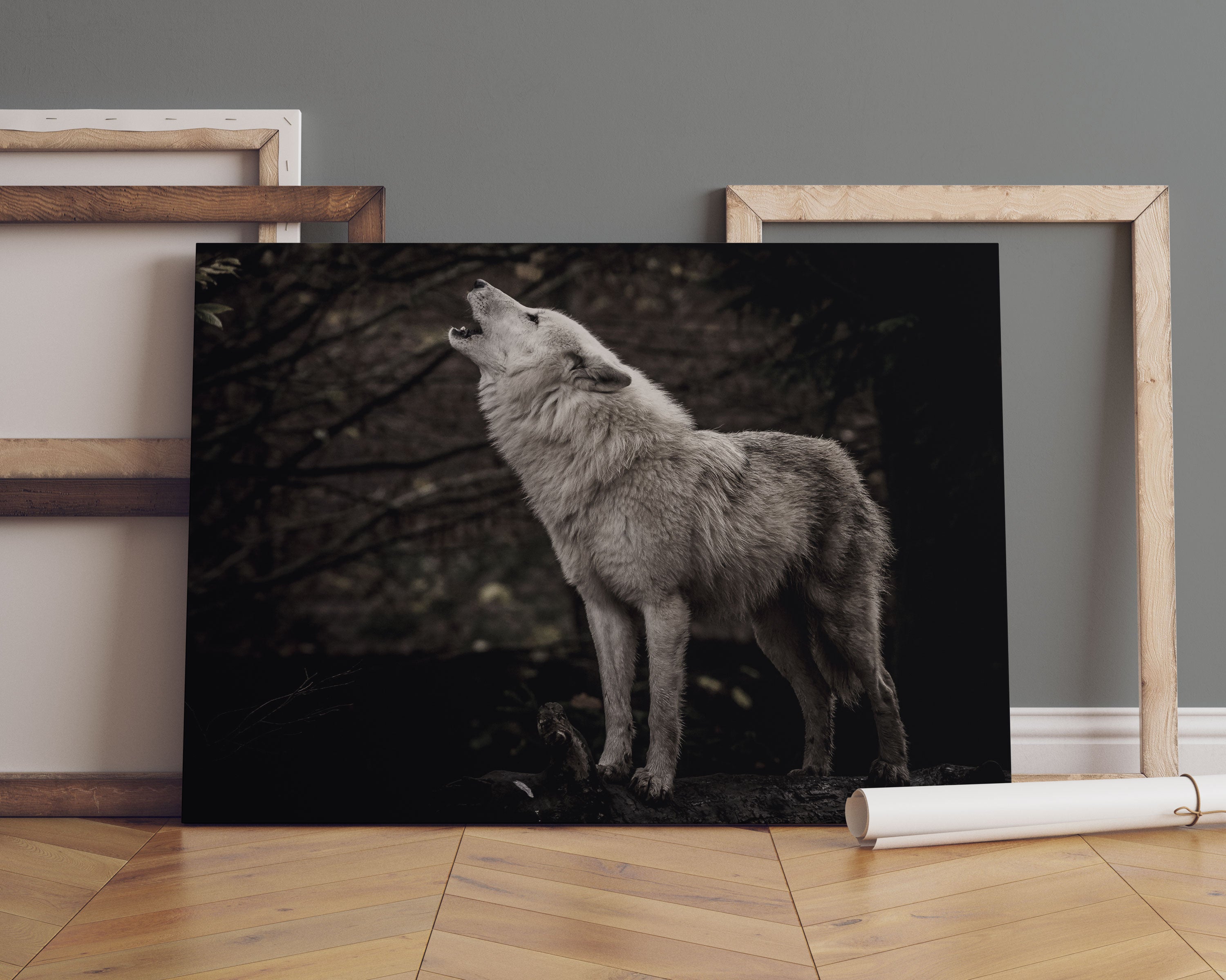 Weißer heulender Wolf im Wald Leinwandbild Sofa