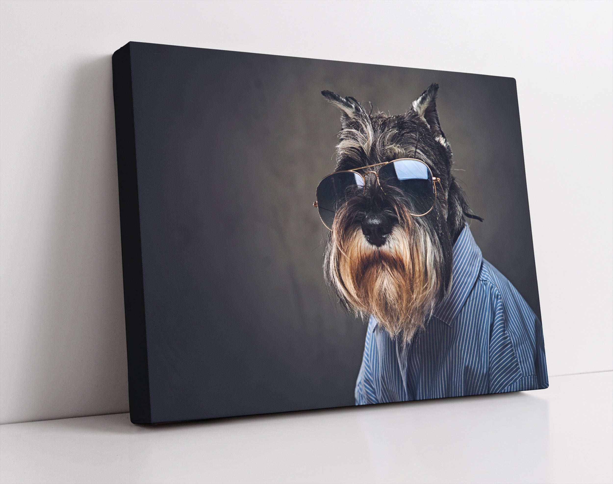 Lustiger Hund mit Hemd und Sonnenbrille - Leinwandbild