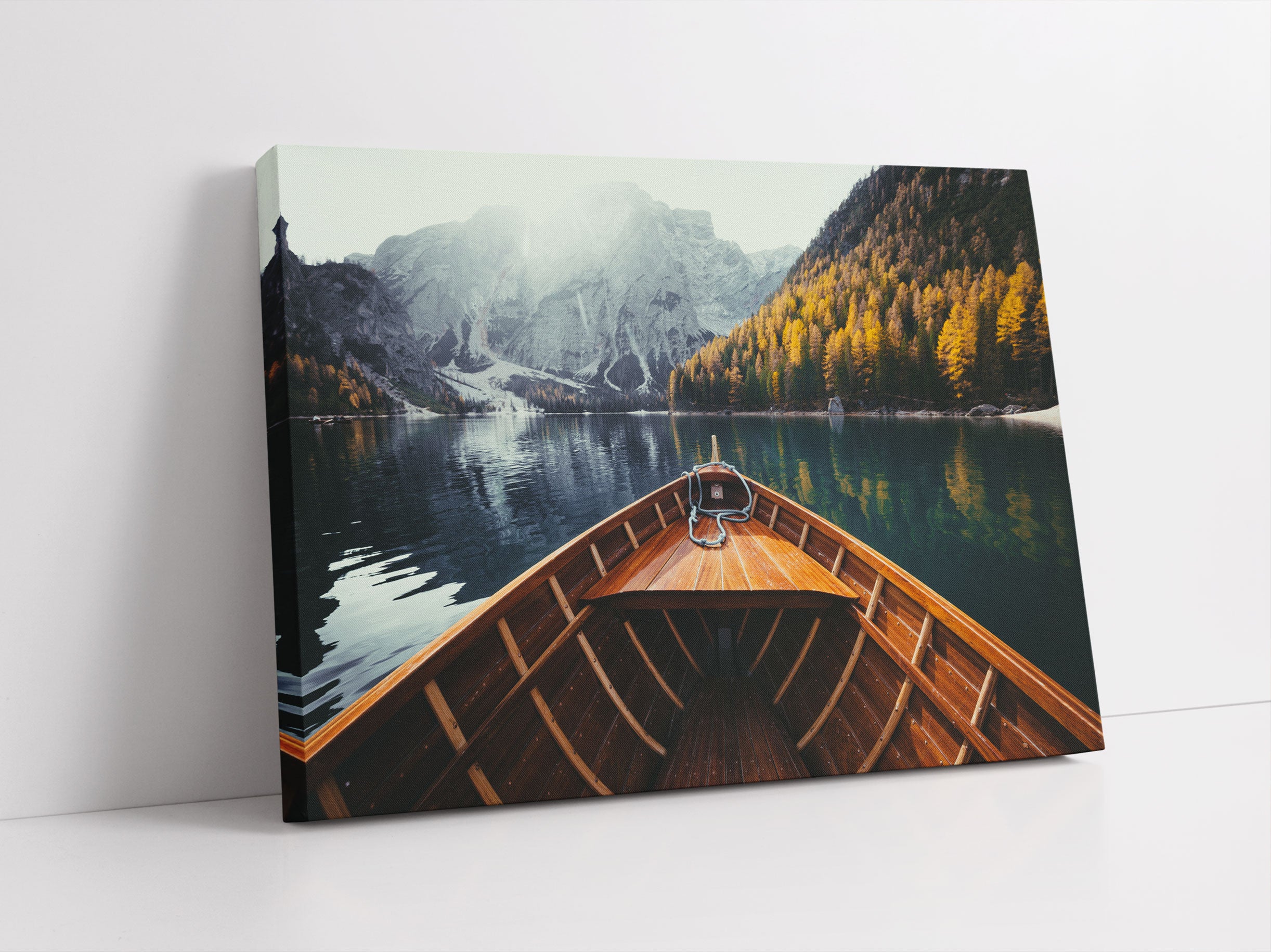 Holzboot auf Alpensee in den Dolomiten Leinwandbild Studio