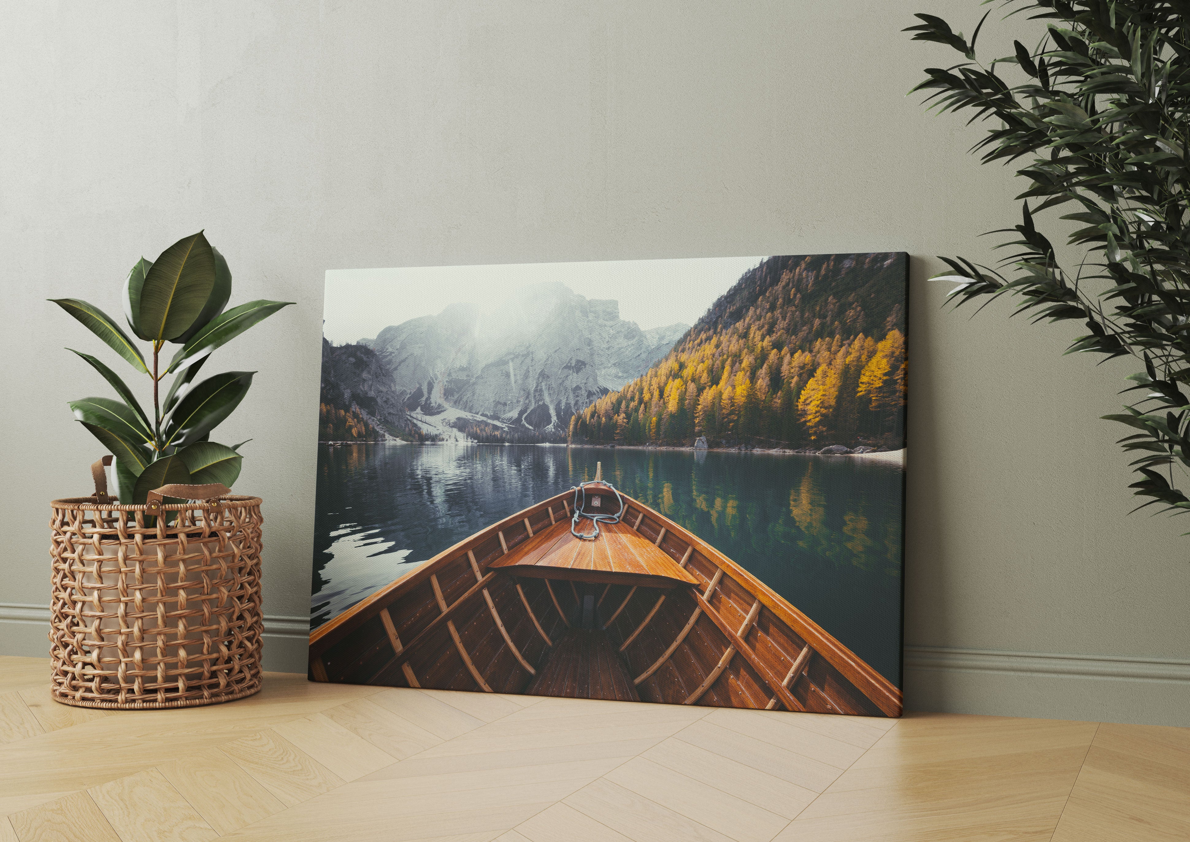 Holzboot auf Alpensee in den Dolomiten Leinwandbild Wohnzimmer