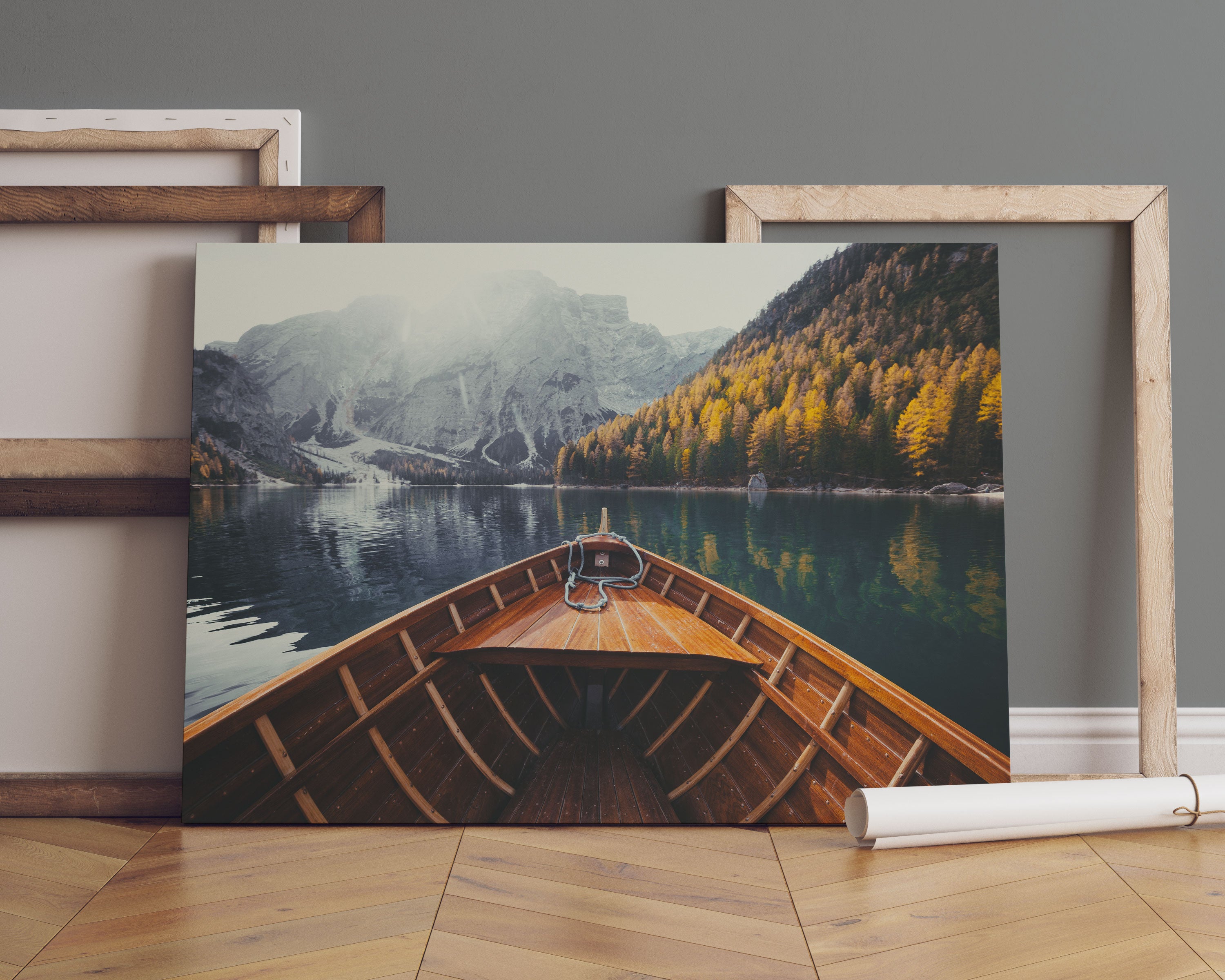 Holzboot auf Alpensee in den Dolomiten Leinwandbild Sofa