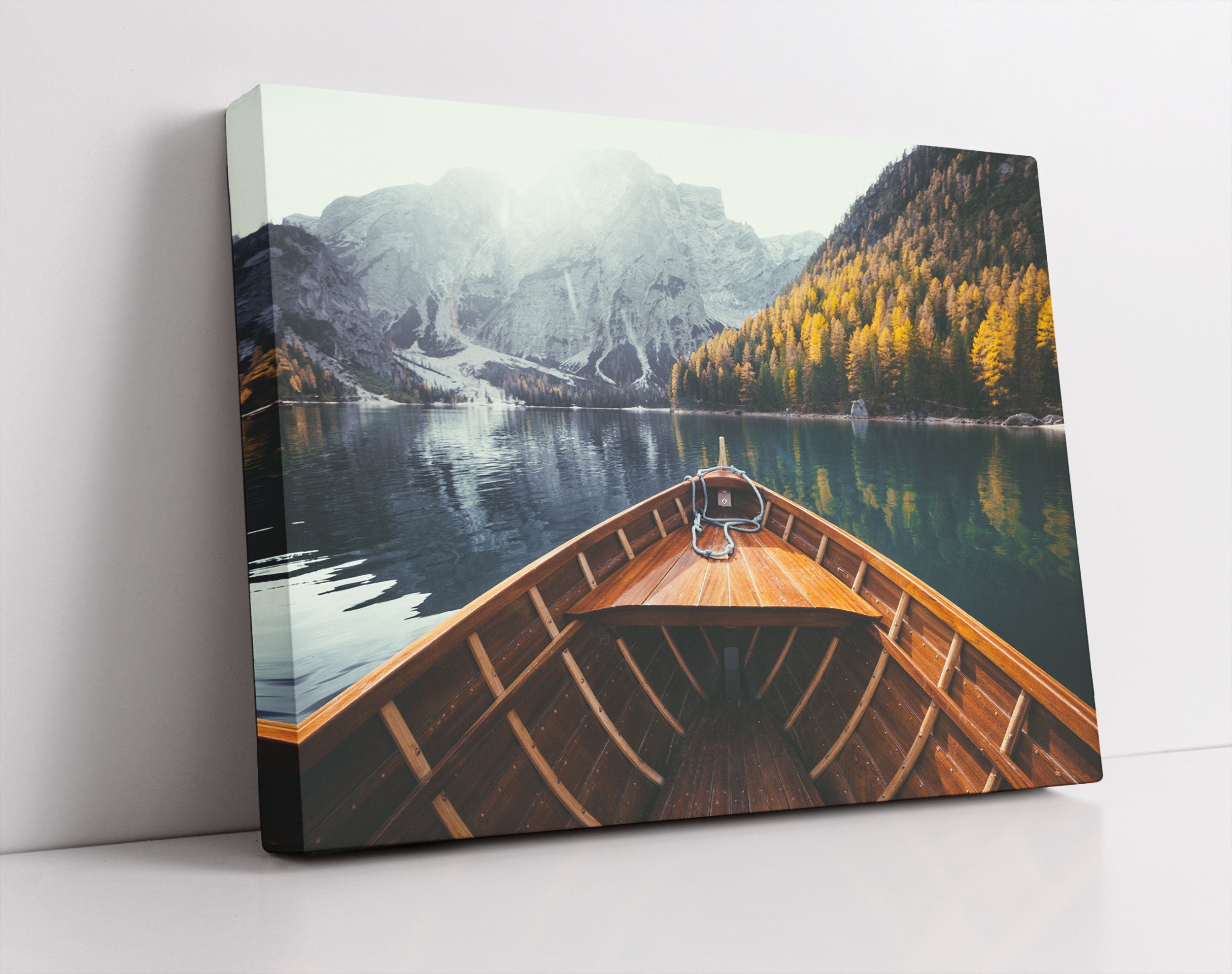 Holzboot auf Alpensee in den Dolomiten - Leinwandbild