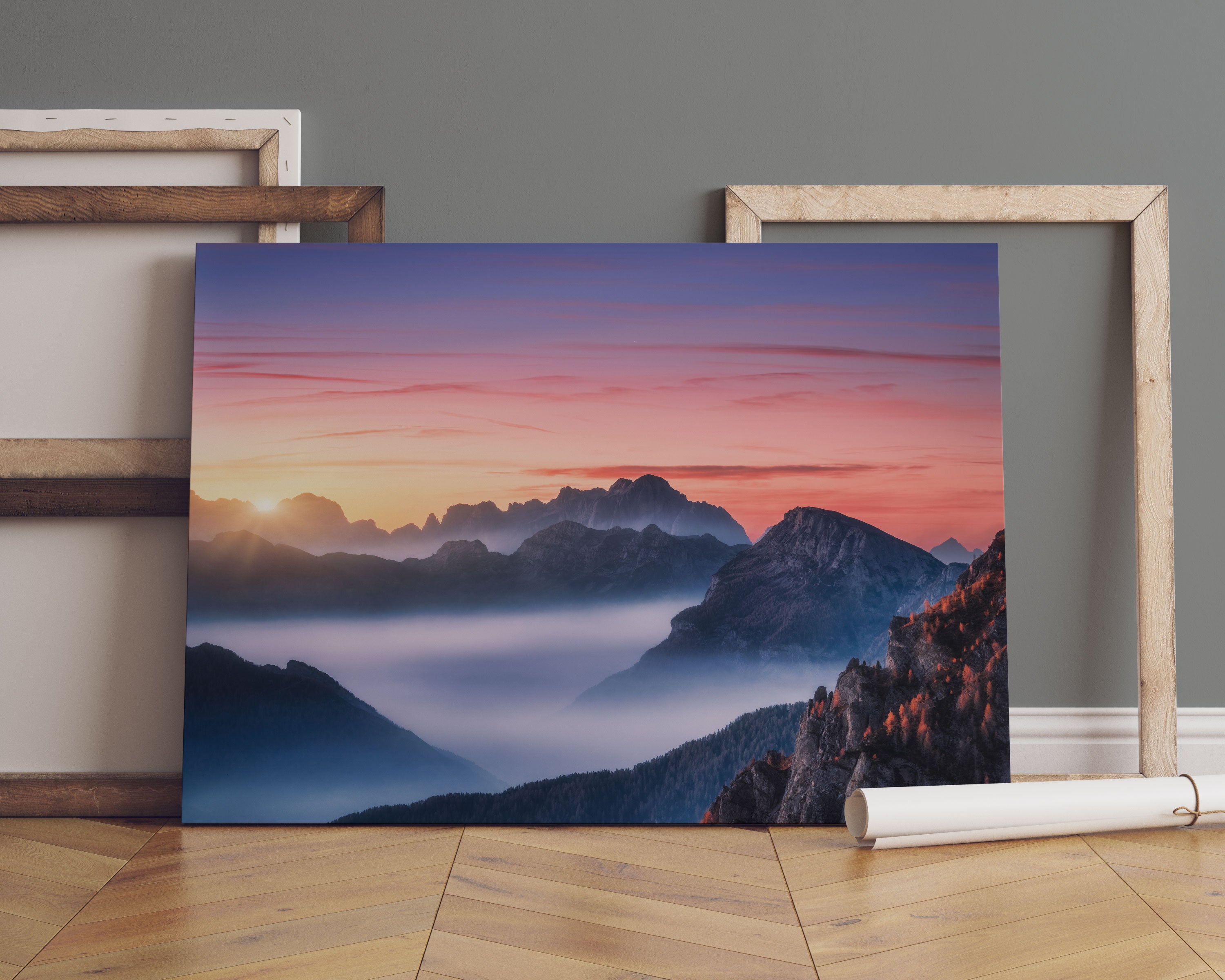 Vernebelte Berge bei Sonnenaufgang Leinwandbild Sofa