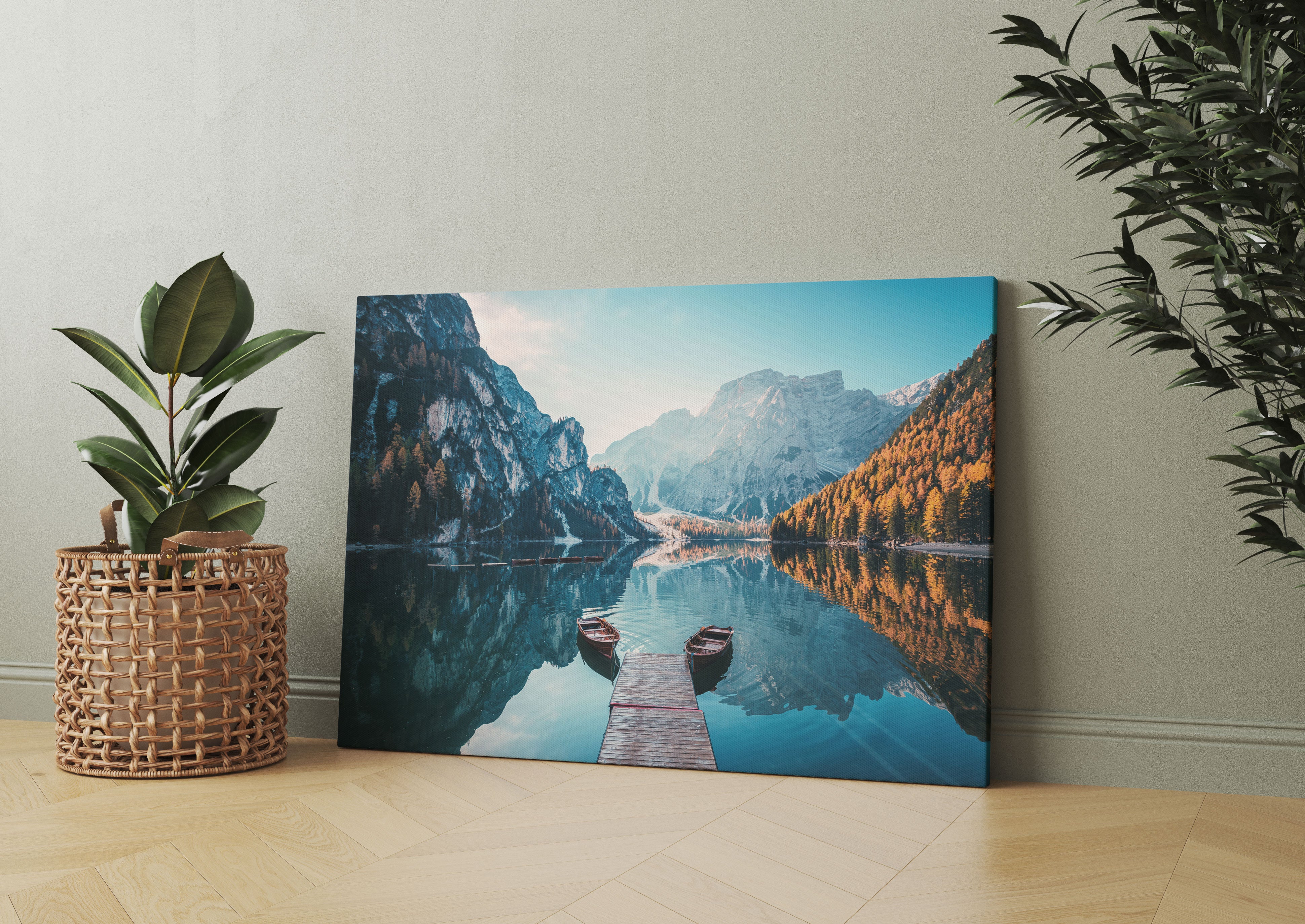 Boote am Steg des Pragser Wildsee Leinwandbild Wohnzimmer