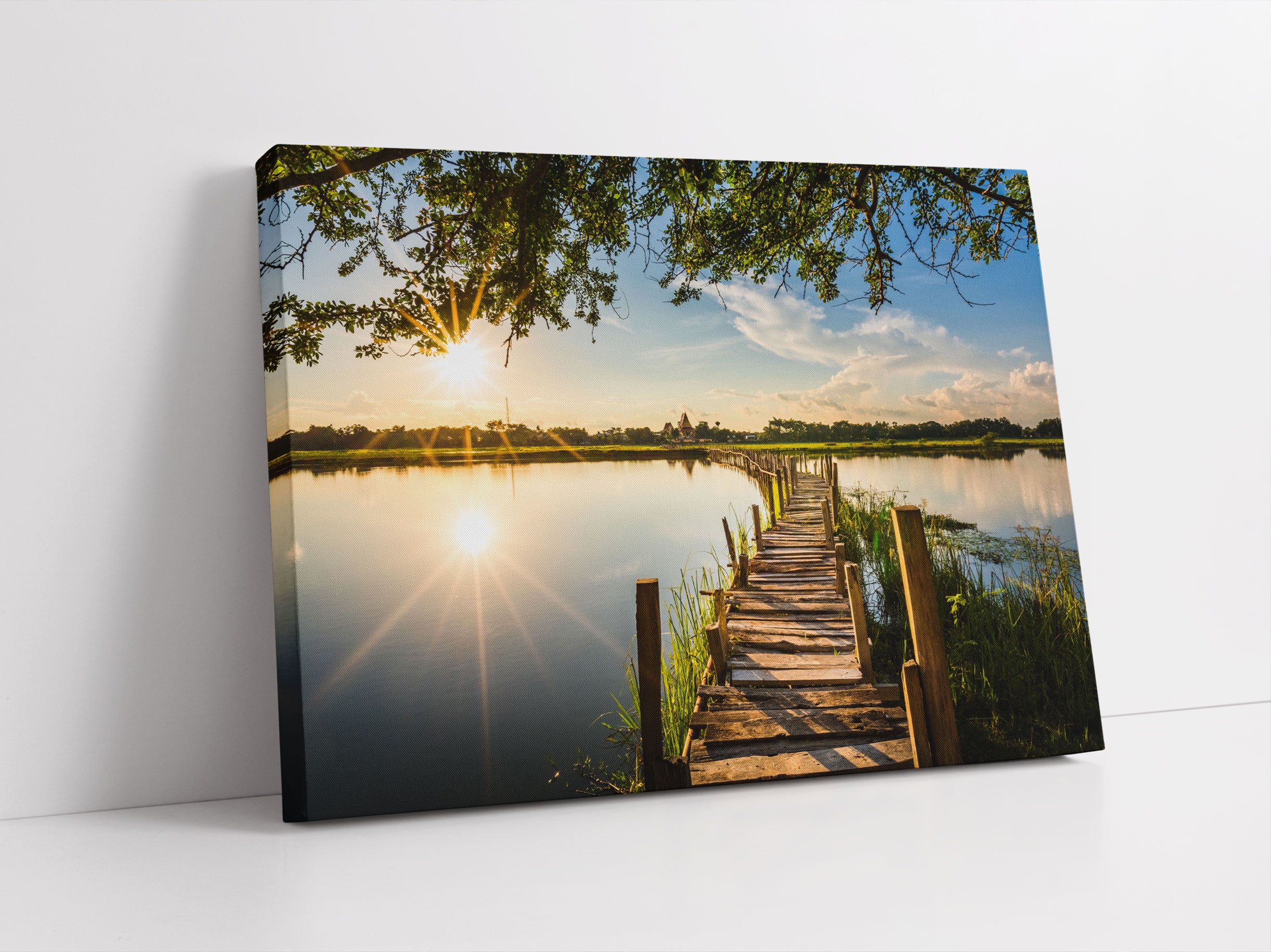 Holzbrücke über Natursee im Sommer Leinwandbild Studio