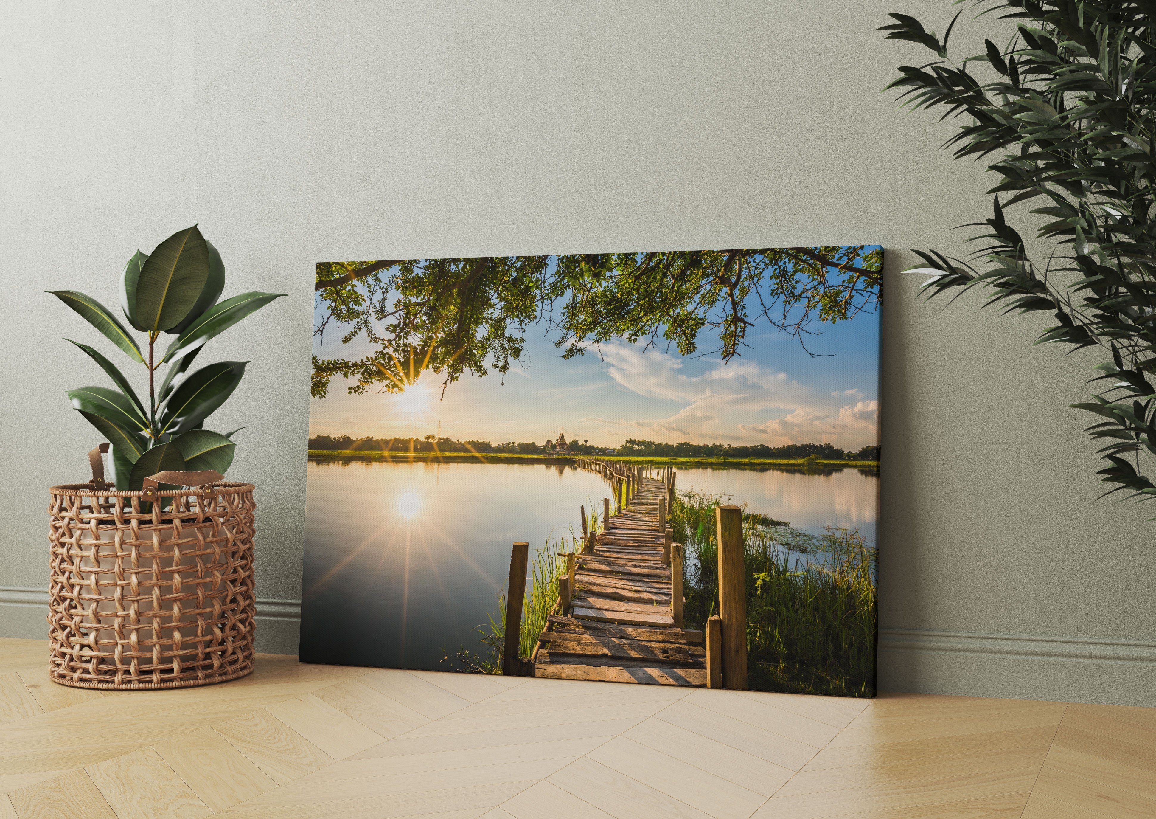 Holzbrücke über Natursee im Sommer Leinwandbild Wohnzimmer