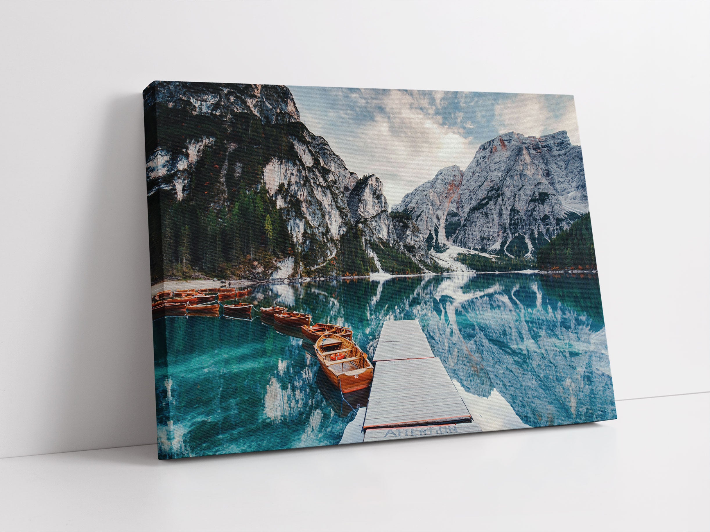 Bootsreihe am Steg des Pragser Wildsee Leinwandbild Studio