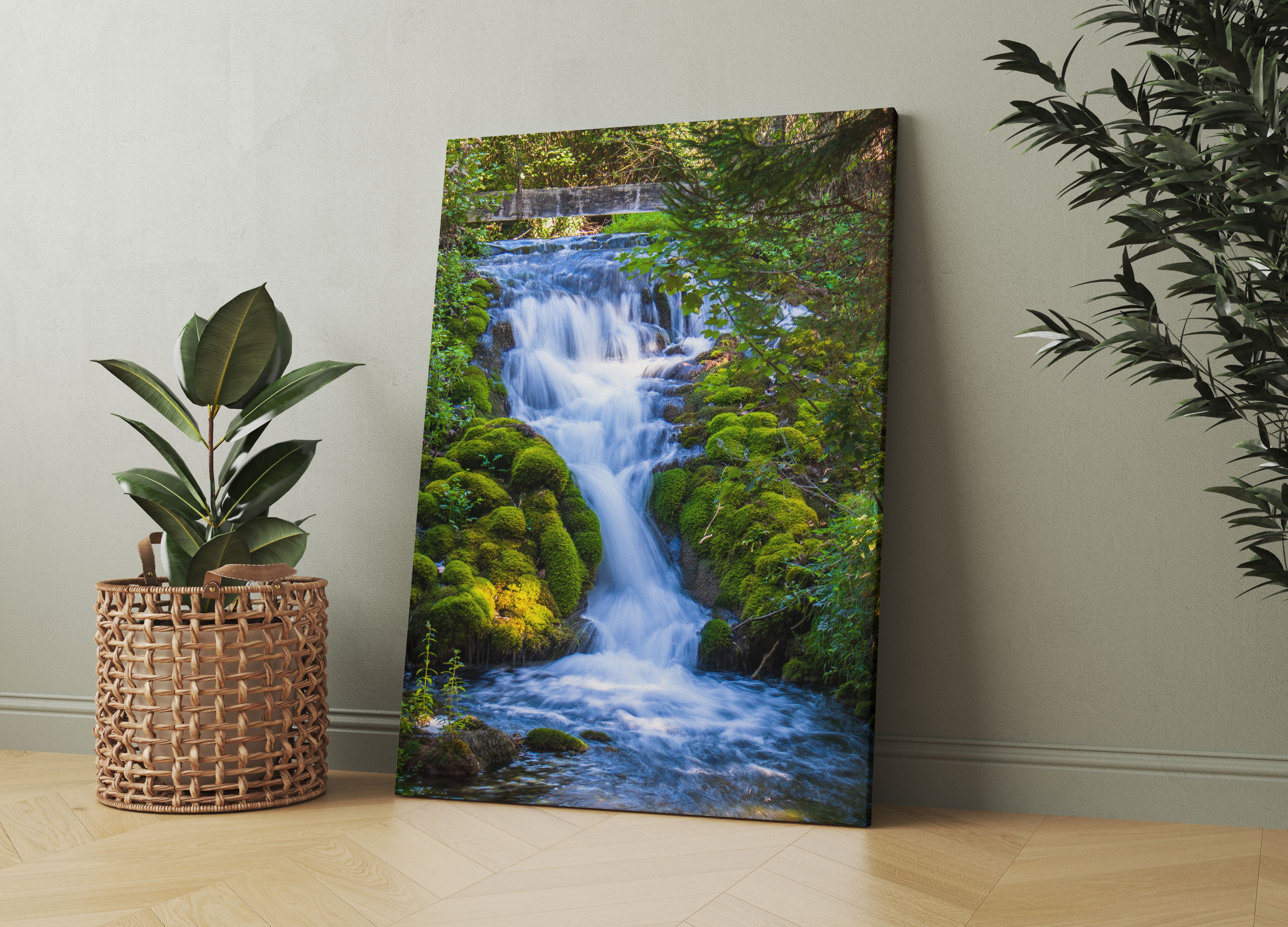 Wasserfall im grünen Wald Leinwandbild Wohnzimmer