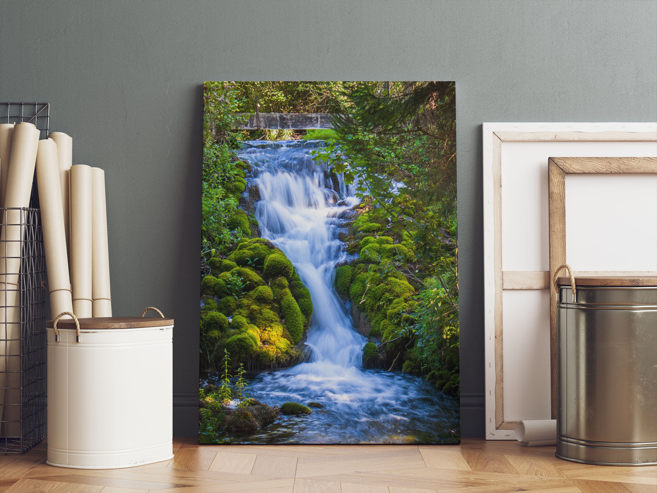 Wasserfall im grünen Wald Leinwandbild Sofa