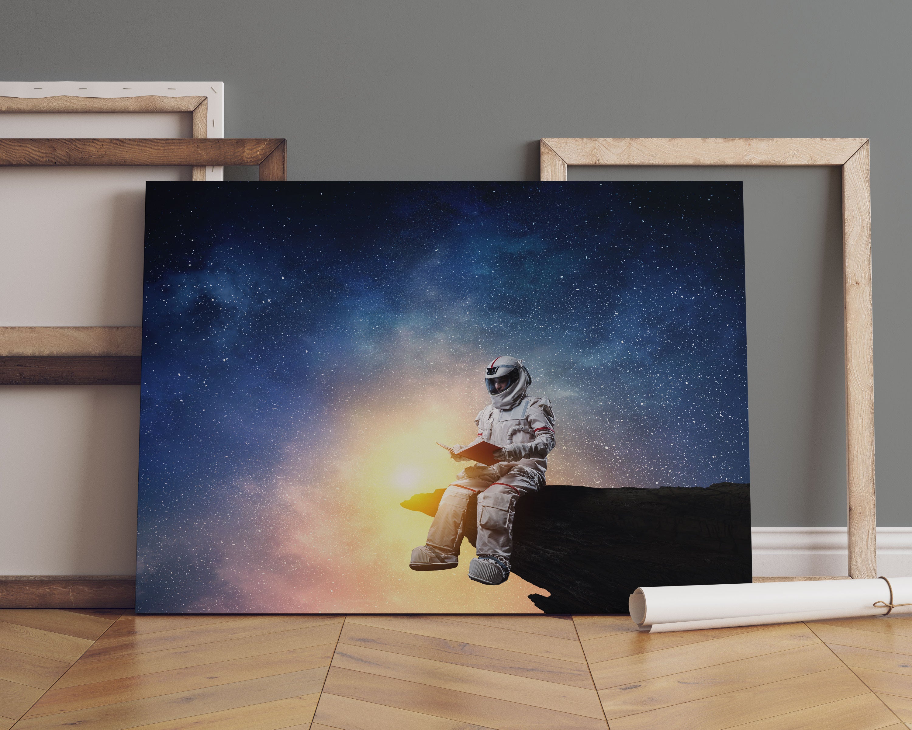 Lesender Astronaut auf Vorsprung vor Galaxie Leinwandbild Sofa