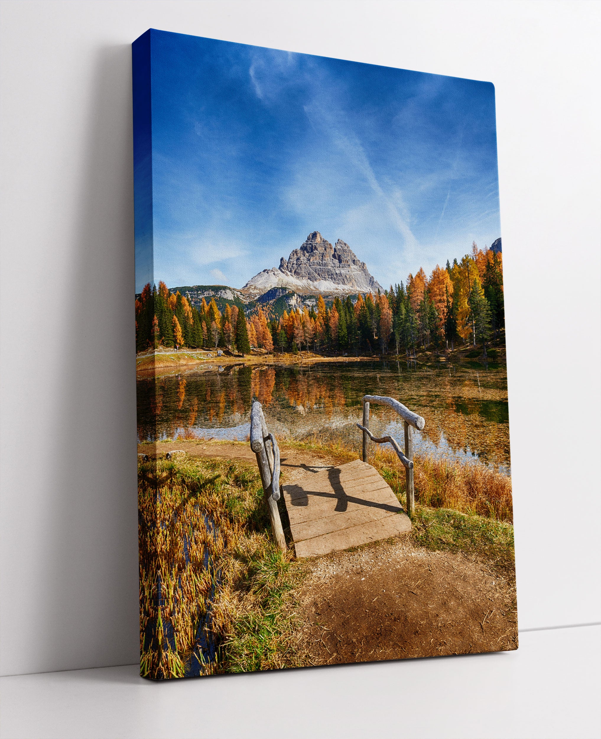 Holzbrücke an Dolomiten See im Herbst Leinwandbild Studio