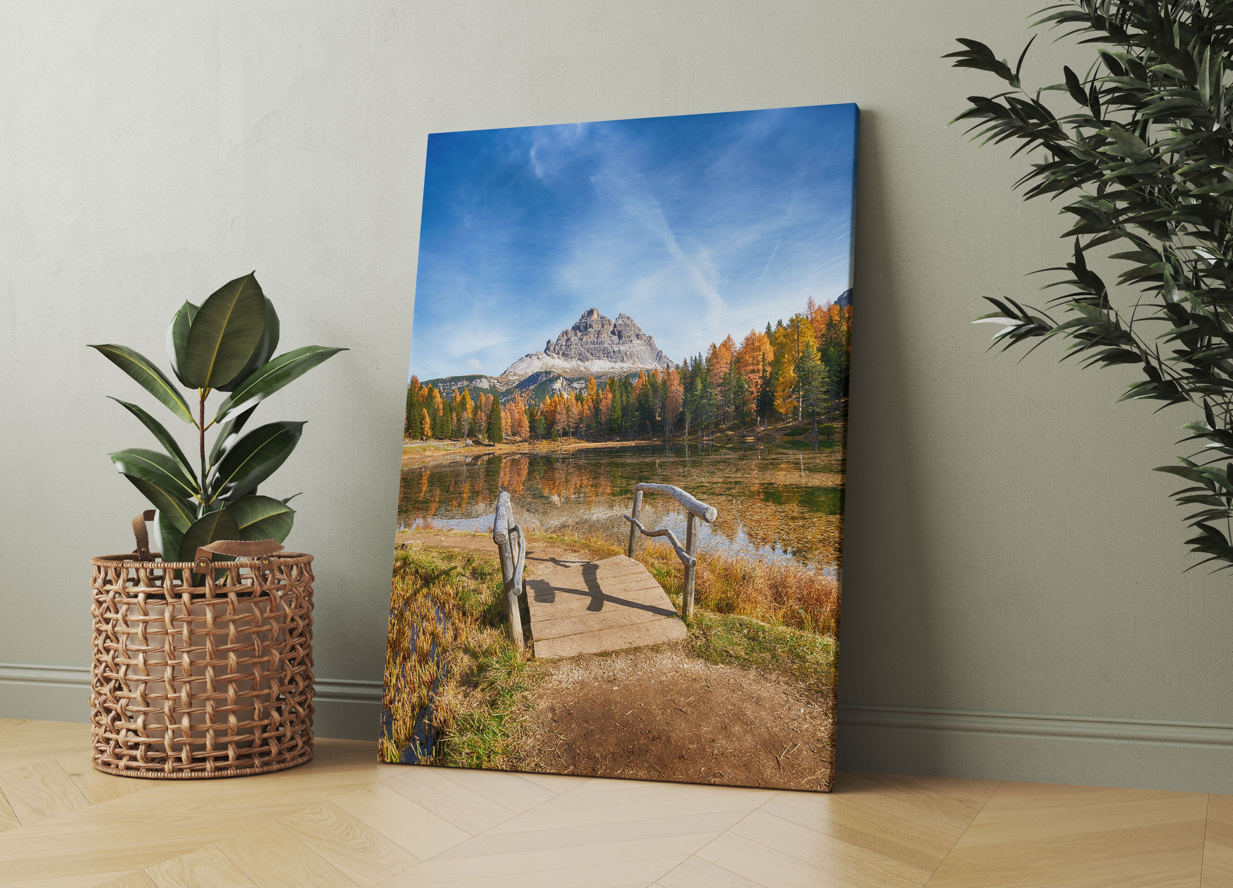 Holzbrücke an Dolomiten See im Herbst Leinwandbild Wohnzimmer