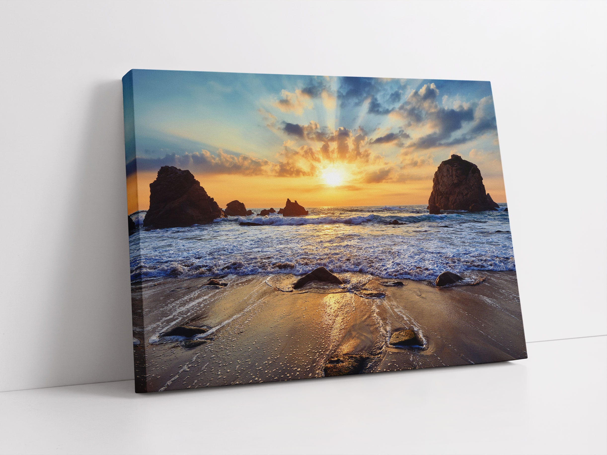 Sandstrand mit Felsen im Sonnenuntergang Leinwandbild Studio