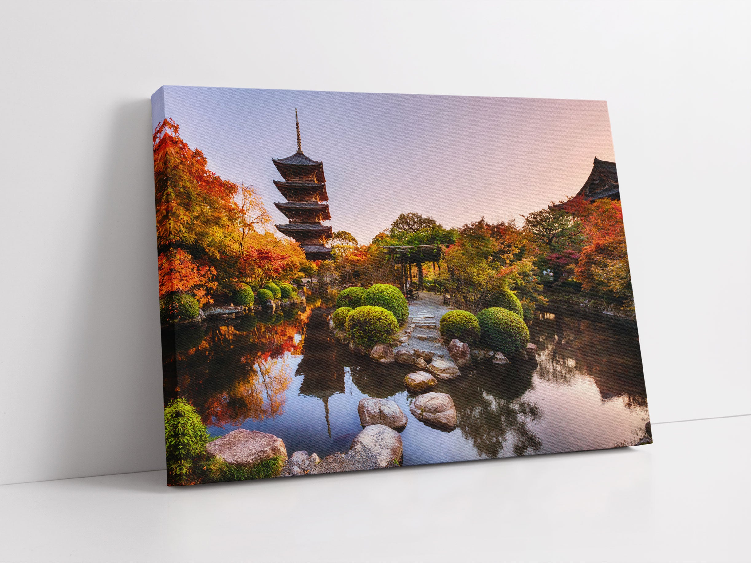 See im Herbst vor japanischem Tempel Leinwandbild Studio