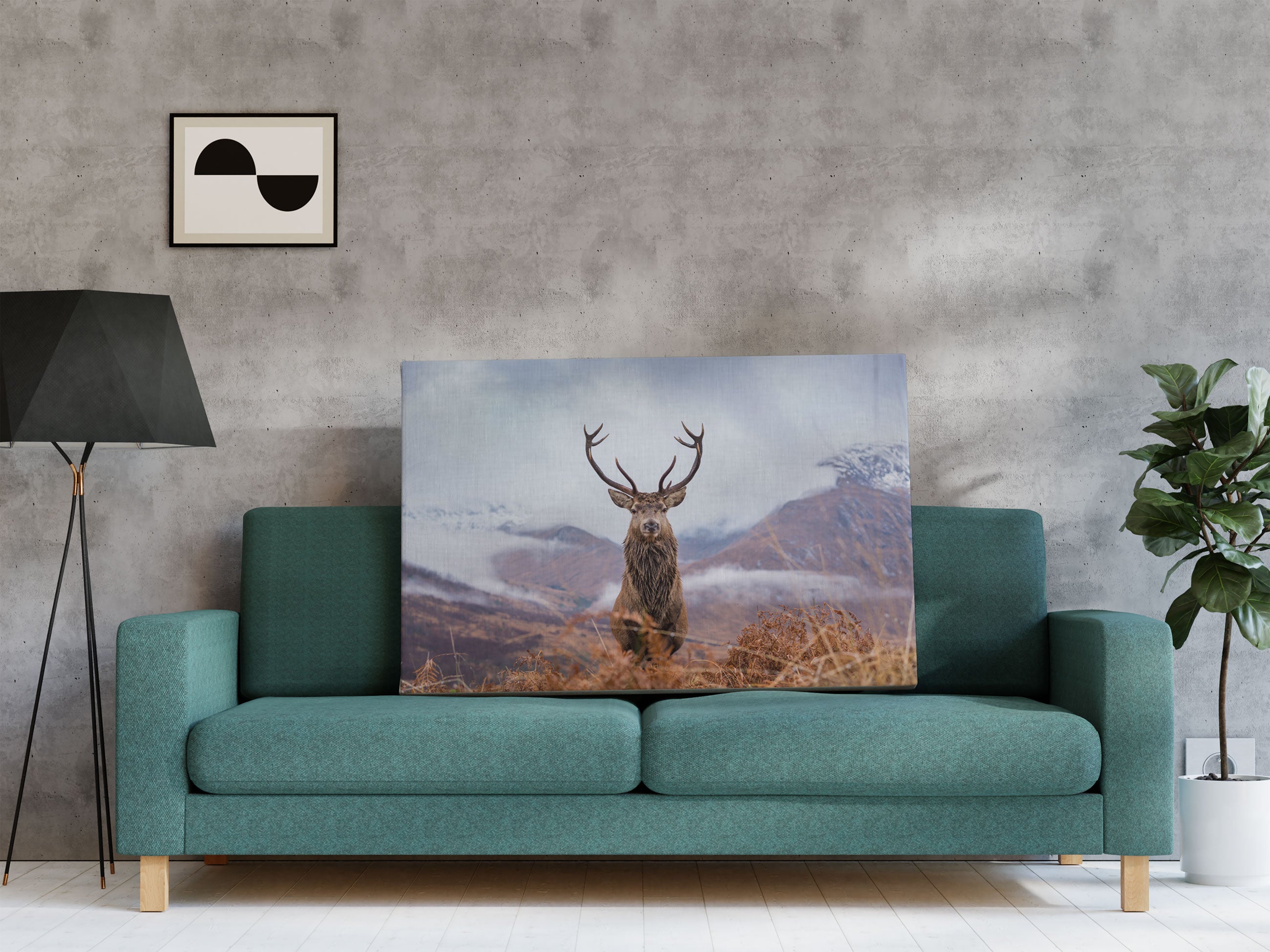 Majestätischer Hirsch in Berglandschaft Leinwandbild Regal