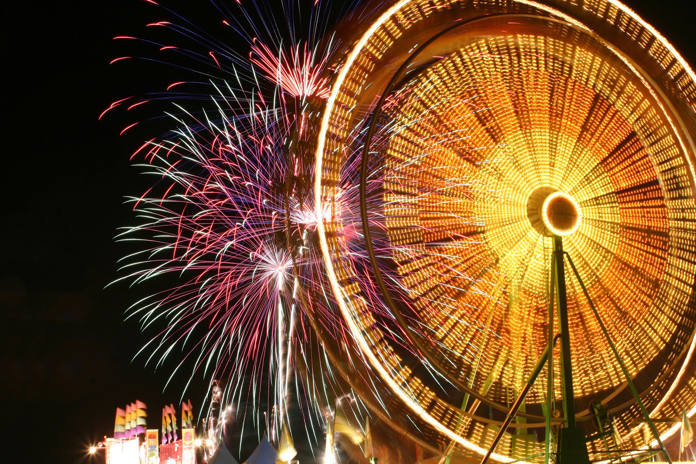 Jahrmarkt mit Feuerwerk, Glasbild