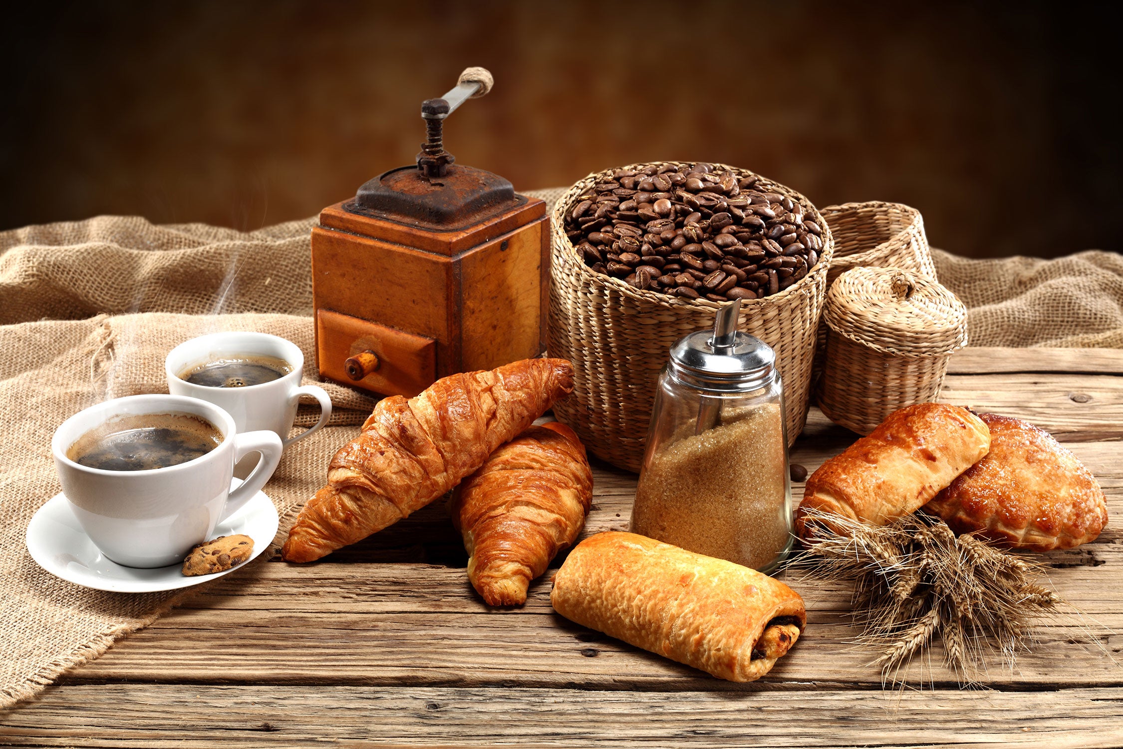 Aromatischer Kaffee mit Croissant, Glasbild