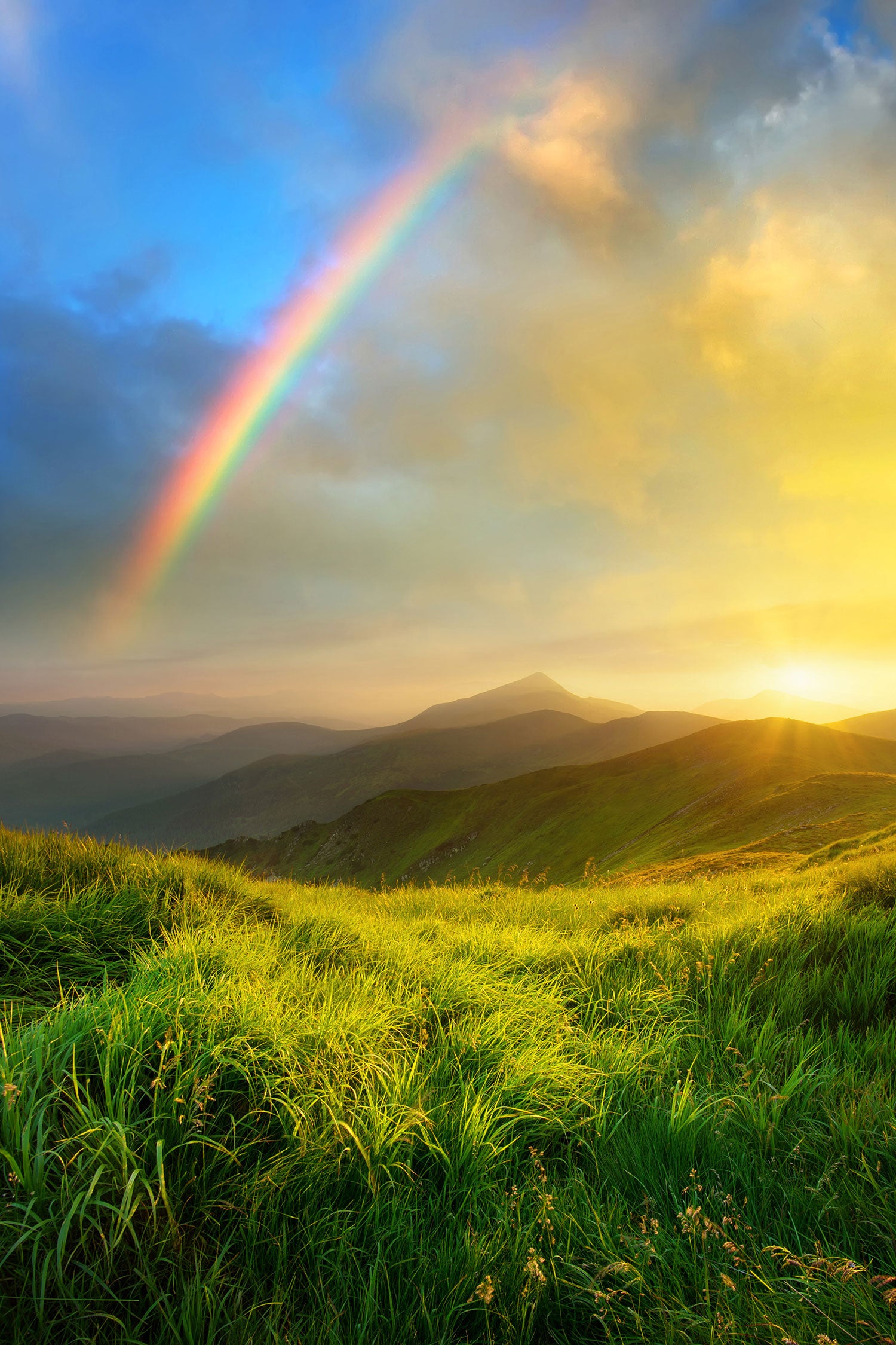 Berge mit Regenbogen am Himmel, Glasbild