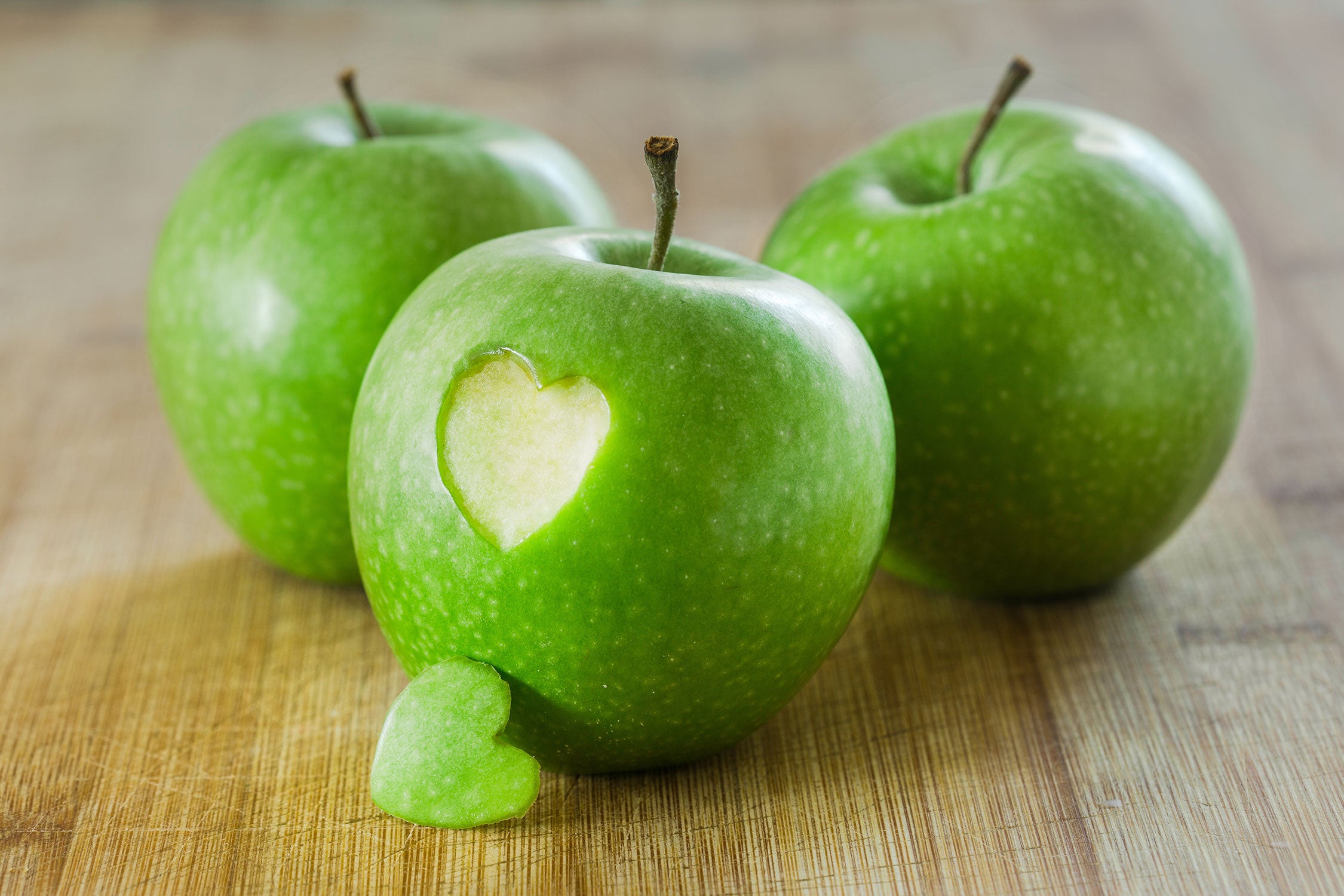 ein Herzchen im Apfel, Glasbild