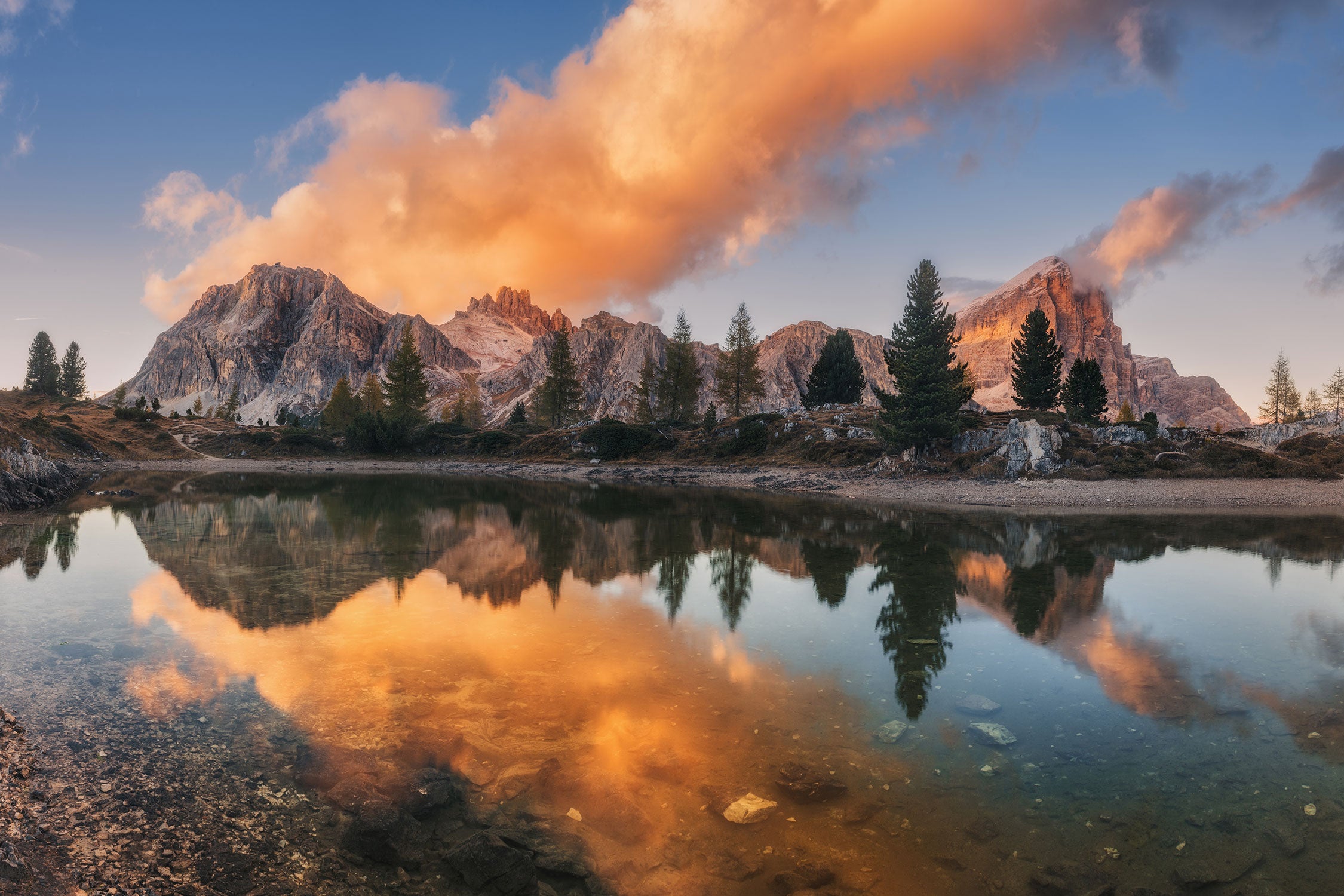 bunte Dolomiten am See Limides, Glasbild