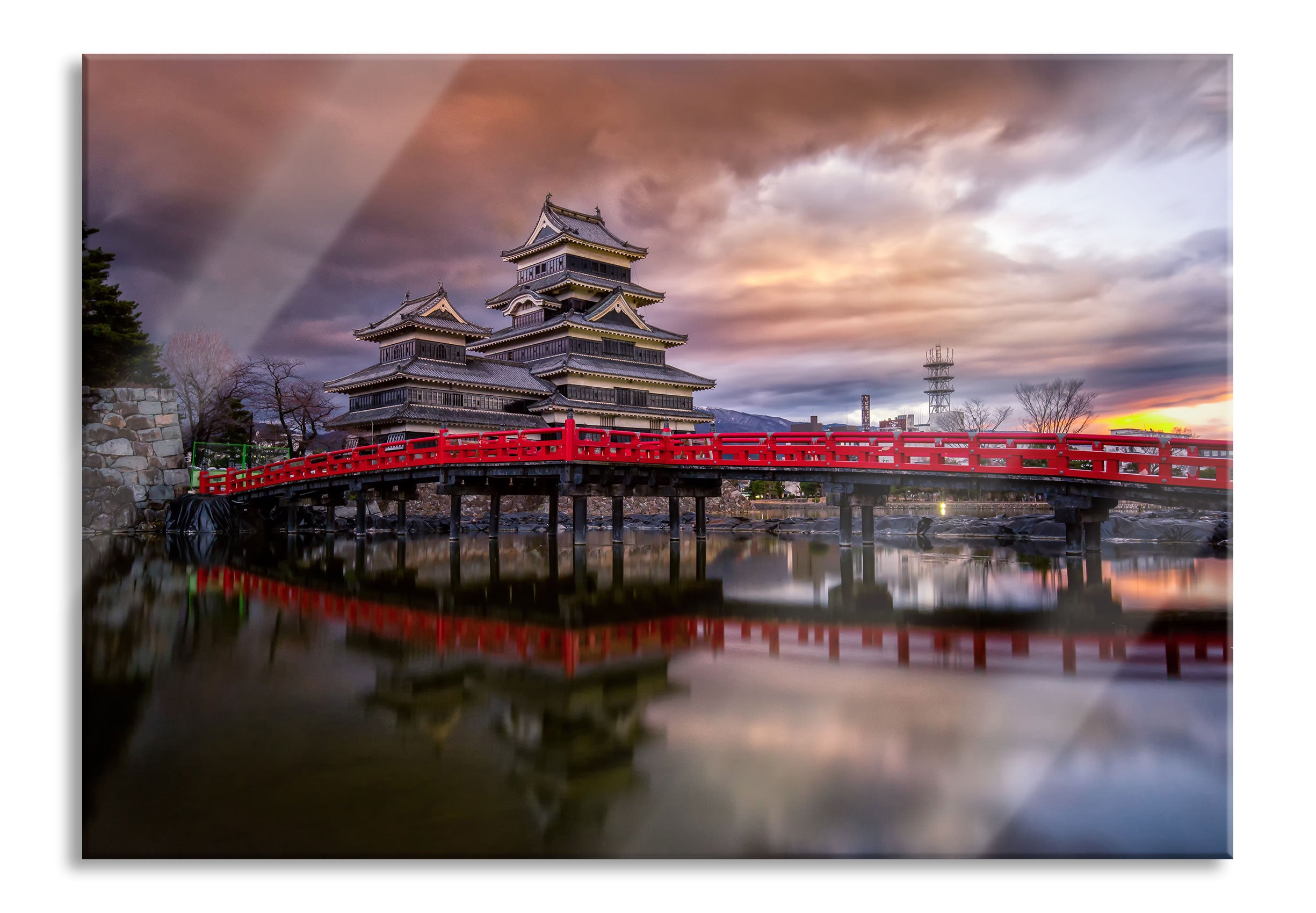 asiatischer Tempel an See, Glasbild