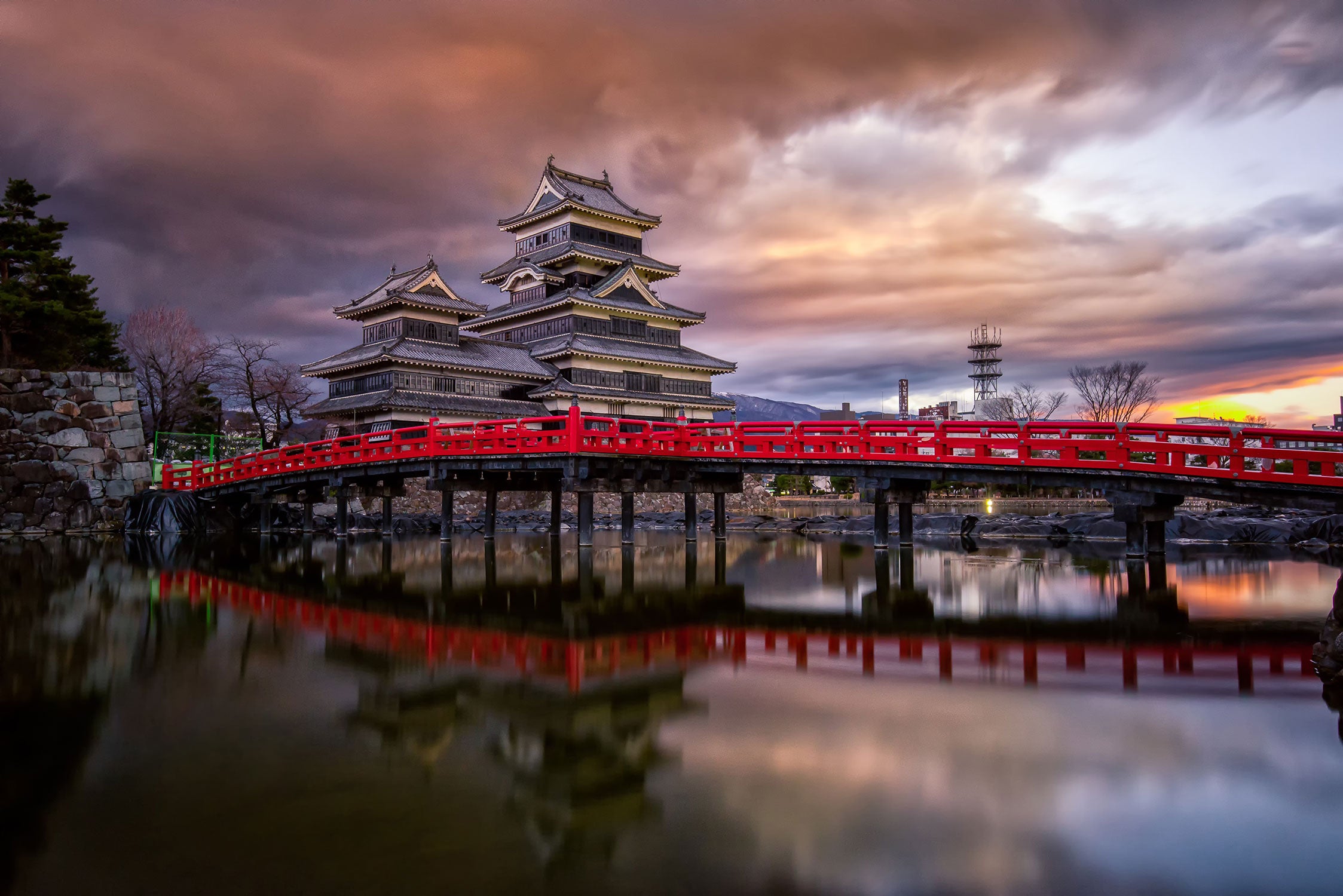 asiatischer Tempel an See, Glasbild