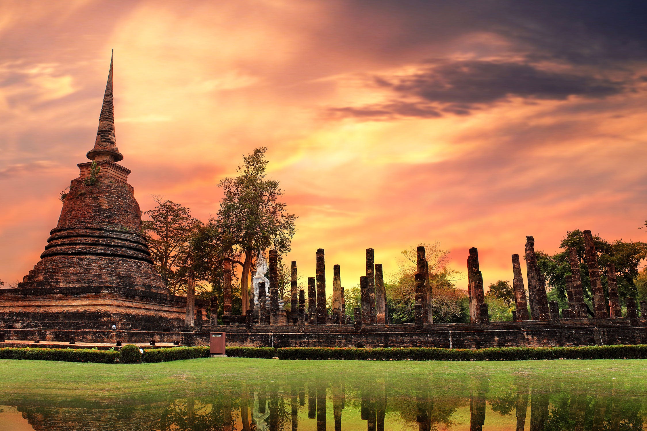 Buddha Tempel im Sonnenuntergang, Glasbild